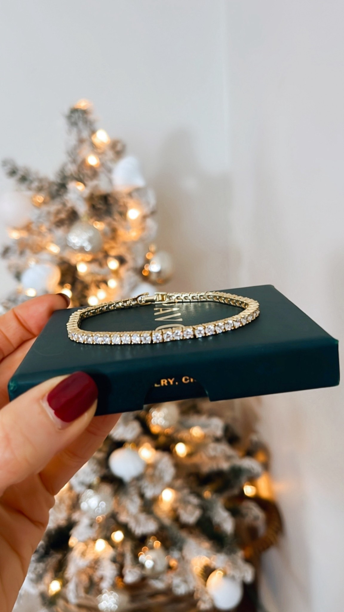 Gifts she will love AND that will arrive by Christmas! 👏 🎁 
@amazon #Ad #founditonamazon #WinterFavorites2025 

#LTKFindsUnder50 #LTKHoliday #LTKGiftGuide