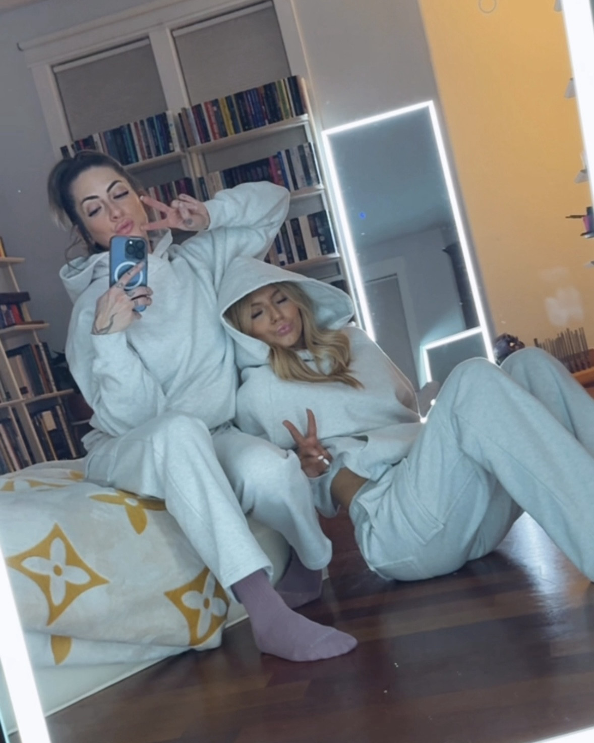 This sweatsuit from Aritzia is sooo soft and comfortable!!

#LTKFindsUnder100 #LTKGiftGuide #LTKU