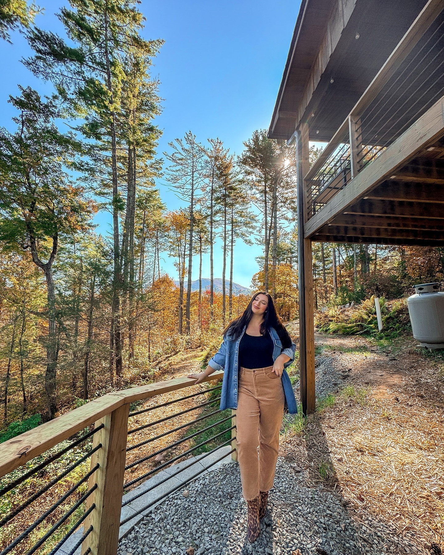 I’ll always be a mountain girl at heart 🤎🍂🌄 

this weekend we took a little weekend getaway to Blue Ridge, GA (which has become an annual trip for my family). I always love checking out the apple orchards & this time we went to Mercier Orchards and tried out some of their hard cider 🍎🍻