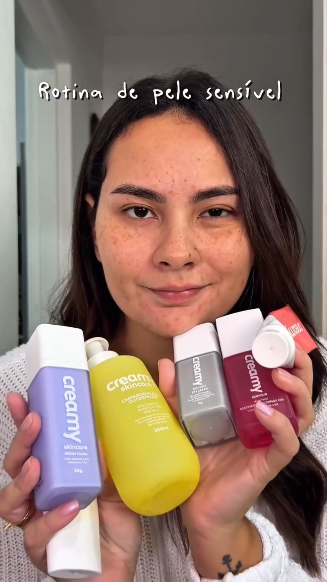 Rotina para pele sensível e com tendência a acne? Chegou! 😮‍💨 esses produtos da @creamyskincare vão cuidar da hidratação, renovação, ajudar na barreira cutânea e proteger da radiação. 
Use 🏷️CMESTETICAMR ao finalizar seu carrinho na Creamy, assim você garante 10% off na sua compra. 

💬 E você já usa algum desses? Me conta 

#esteticista #esteticistaecosmetóloga #skincare #creamyskincare #cosmetologia