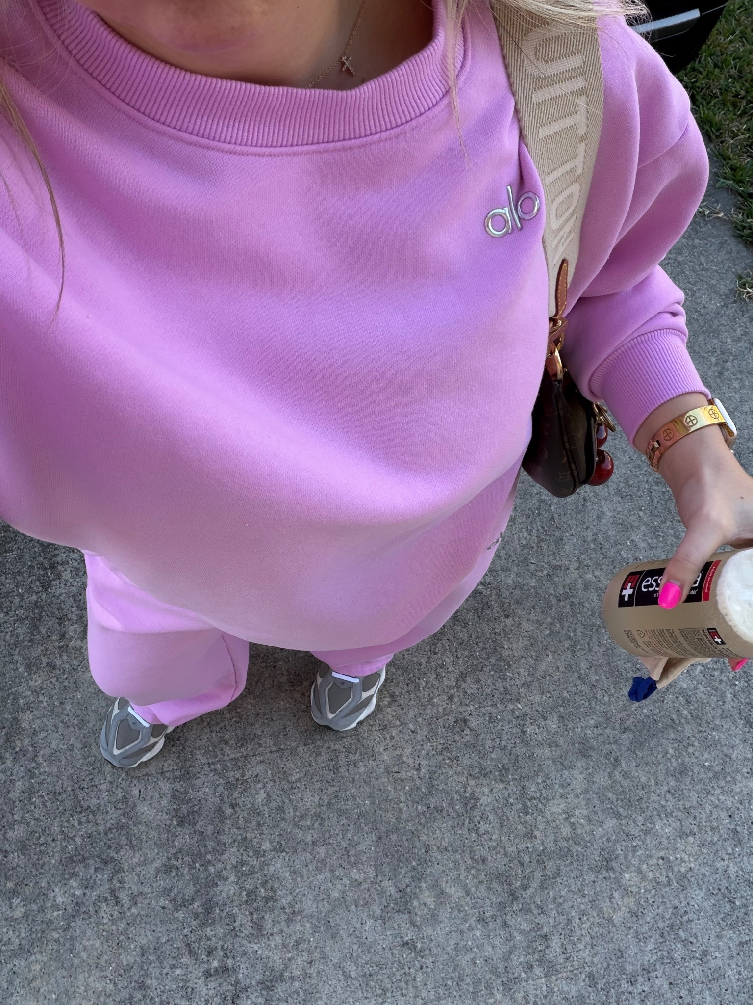 OOTD 
Alo set small
New balance tts

#LTKootd