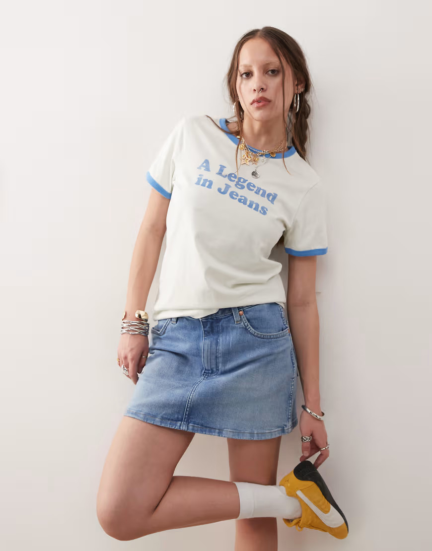 Wrangler - T-shirt met slogan en gekleurd randje in wit en blauw | ASOS (Global)