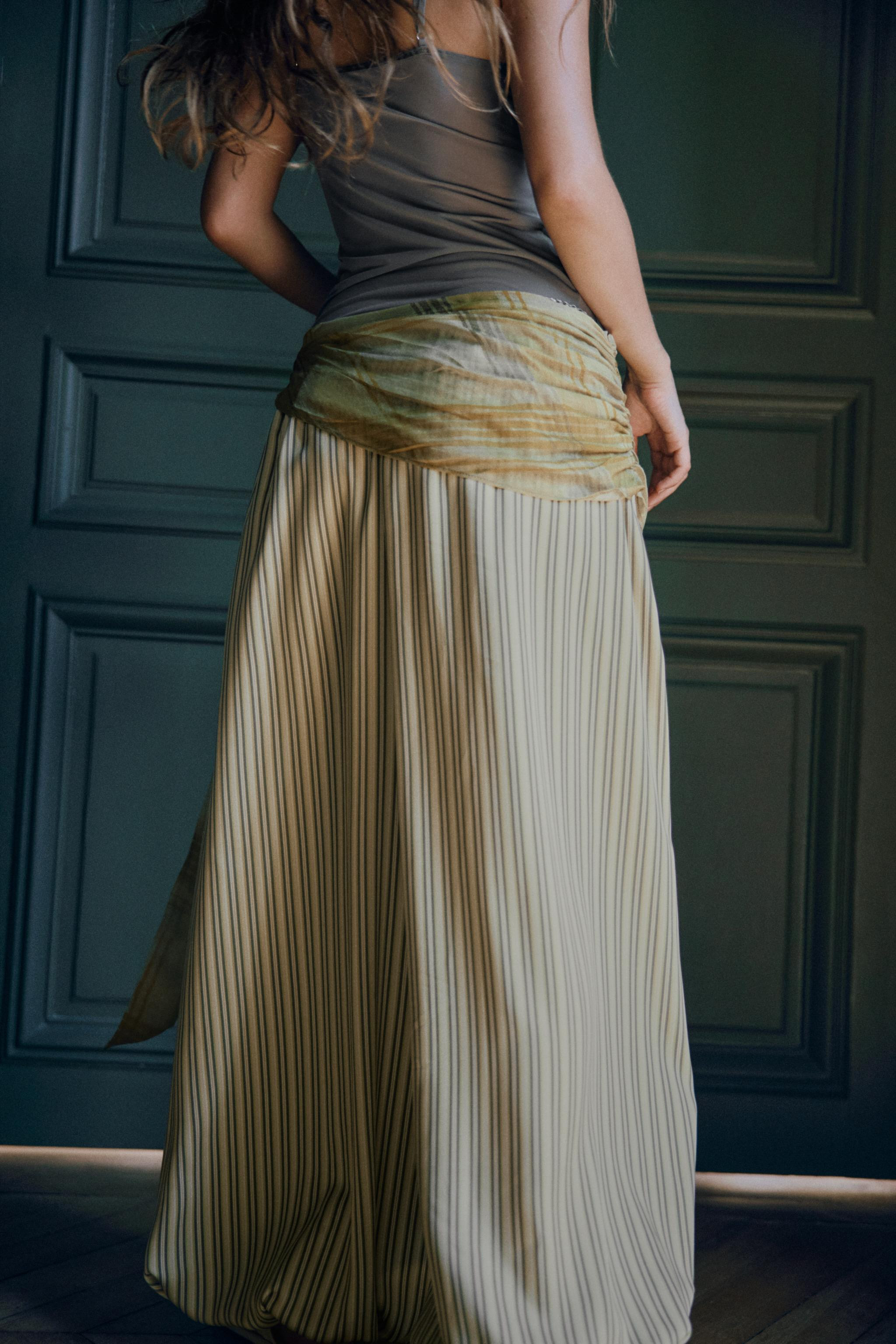 Model height: 167 cmMid-waist printed trousers with an elasticated waistband. Featuring a wrap-st... | Zara UK