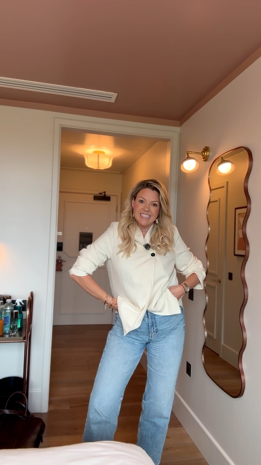 It’s giving Zara blazer vibes! 

Mom jeans 
Black boots 
Blazer