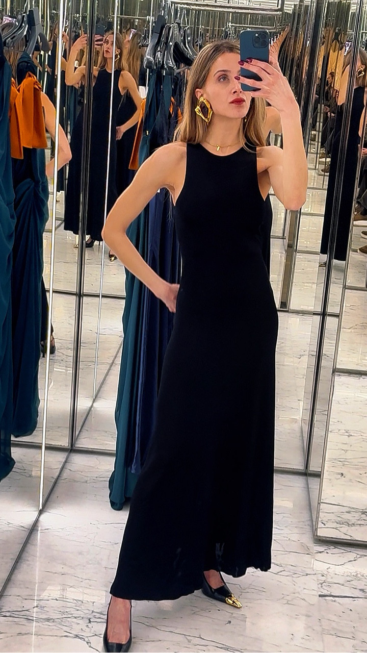 Should I keep it?
Saint Laurent fitting room stories.
I’m obsessed. 🖤