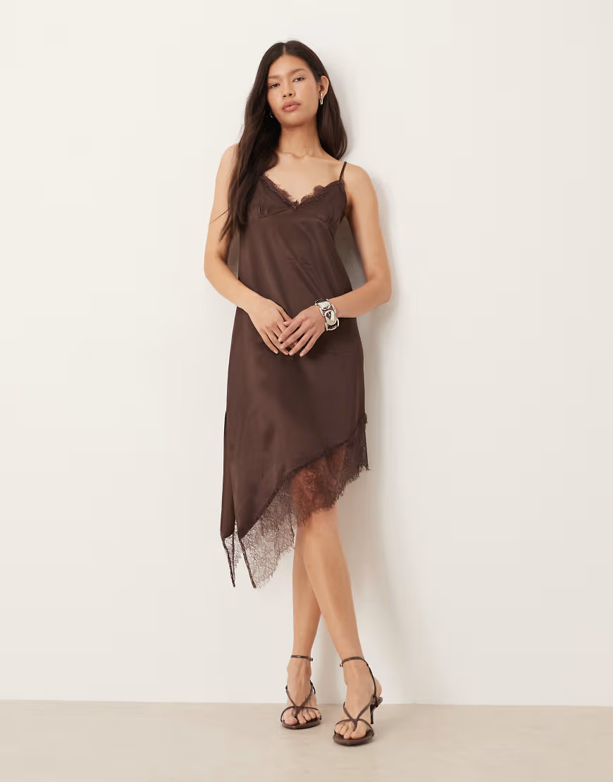 ASOS DESIGN – Asymmetrisch geschnittenes Maxikleid aus Satin in Schokobraun mit Spitzenborte-Brown | ASOS (Global)
