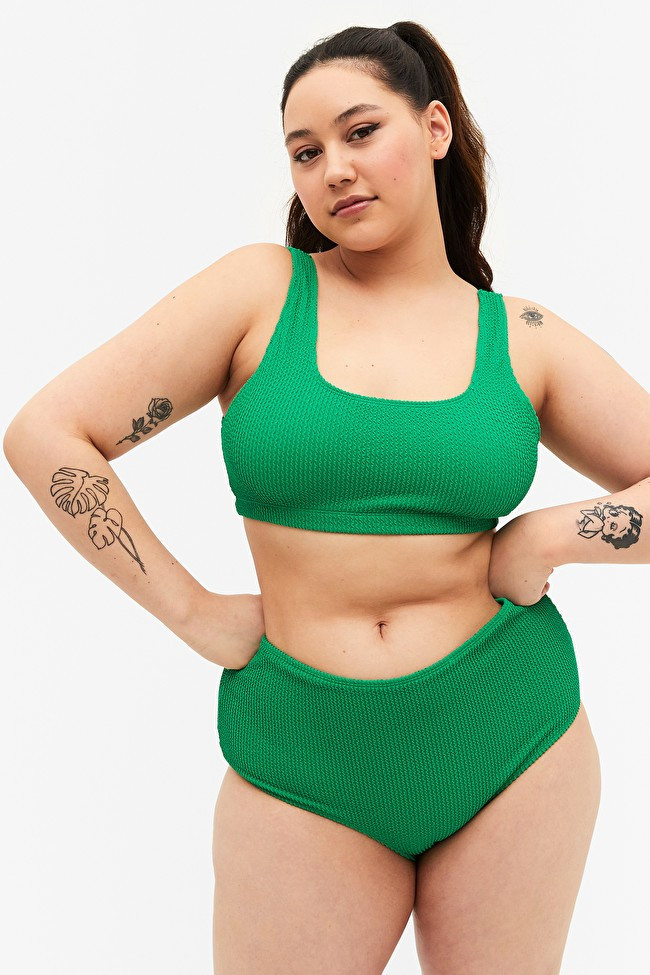 Gerafftes grünes Bikinioberteil mit tiefem Ausschnitt | Monki (DE)