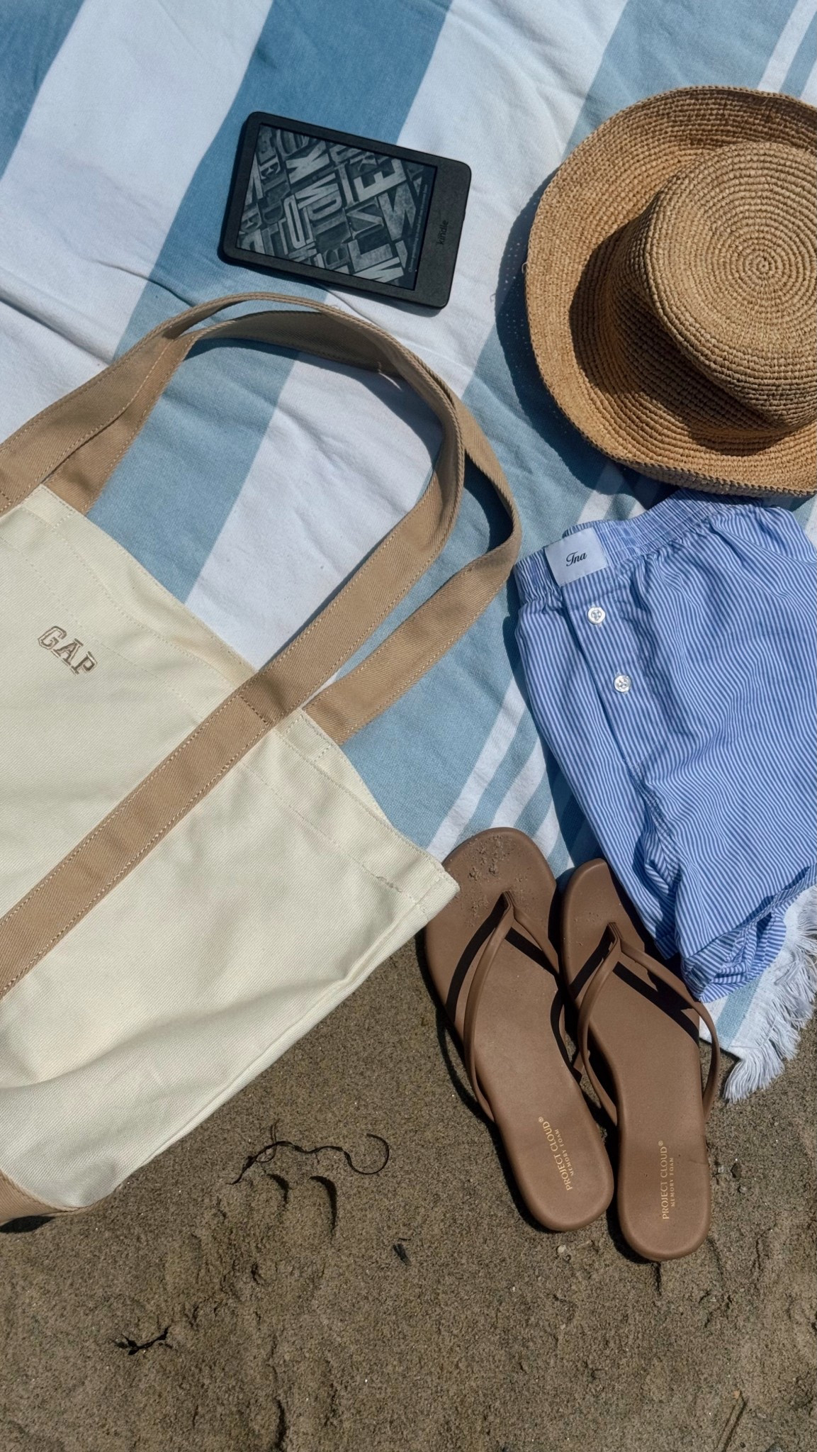 beach essentials 🏖️
The gap tote makes for the perfect beach bag! These thong sandals are so comfortable and don’t cause blisters. Obsessed with my straw beach hat for any trip to the beach 