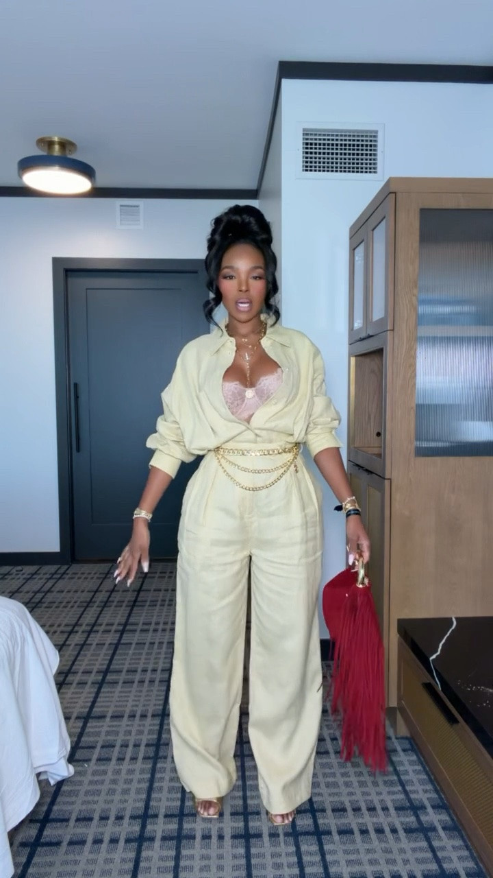 NEUTRALS, BUT MAKE IT SEXY ✨

The monochromatic look with the lace peek-through + gold details is everything. Relaxed, elevated and perfect for dinner, vacation or a night out when you want effortless but still THAT girl.

Wearing: Size Small/4 | 5’4” | 140 lbs | 34D-27-40

Download the FREE LTK app & follow me (@kirasfashionfinds) to shop all my daily finds.

#LTKPetite #LTKStyle #LTKOver40