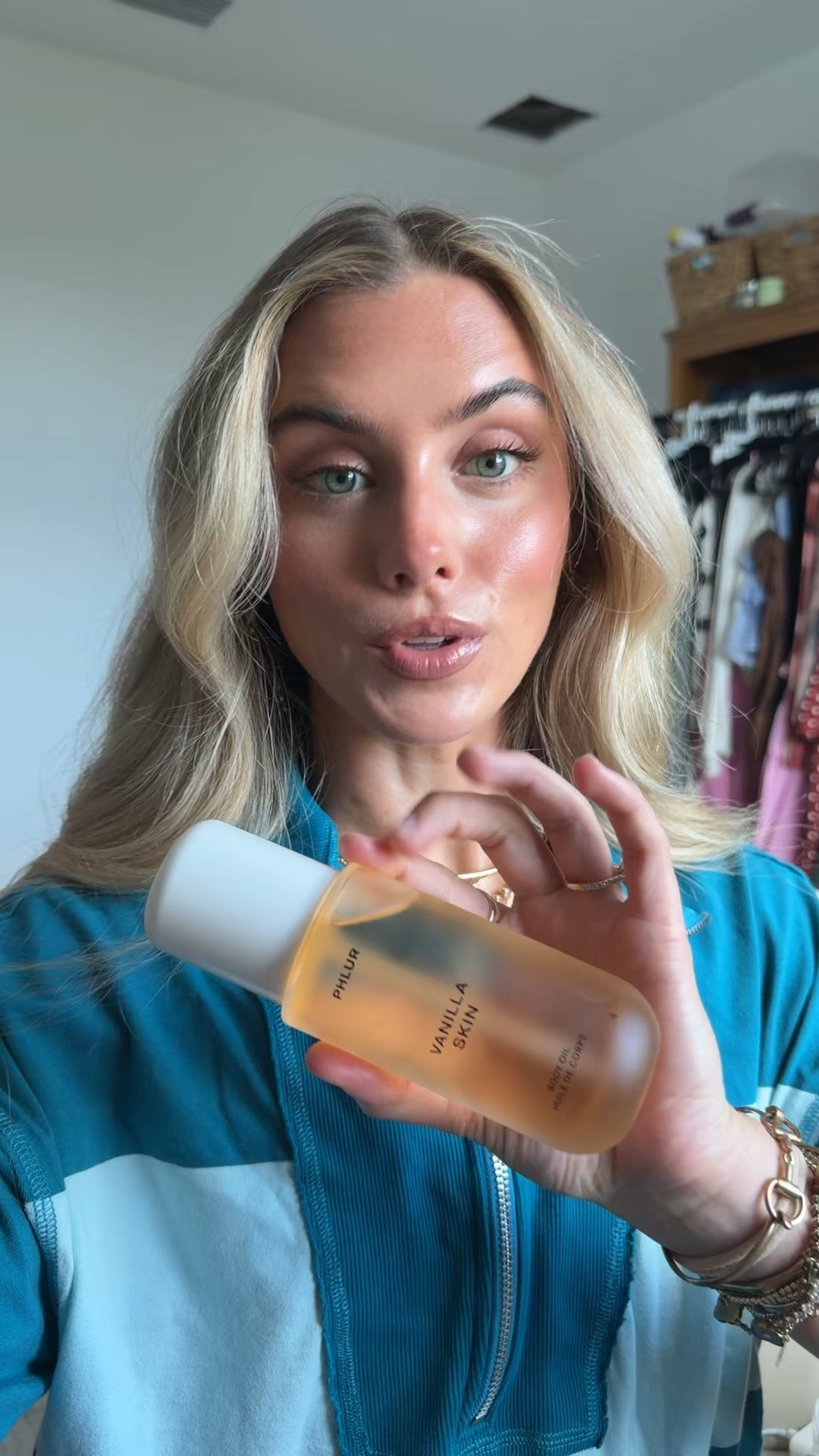A silky, lightweight body oil infused with ceramide-rich floral oils and skin-mimicking lipids that nourishes and easily absorbs into the skin. Formulated to layer with our collection of fine fragrances to boost scent longevity.

Featuring our bestselling scent: Vanilla Skin. Unlike any other vanilla fragrance, Vanilla Skin evokes an iconic creaminess wrapped in a kaleidoscope of spice and intrigue. The dual nature of pink pepper and sugar settle down through rich cashmere before nestling into a core of addictive vanilla and cozy sandalwood to create a multidimensional take on an intoxicating sensual gourmand. @PHLUR