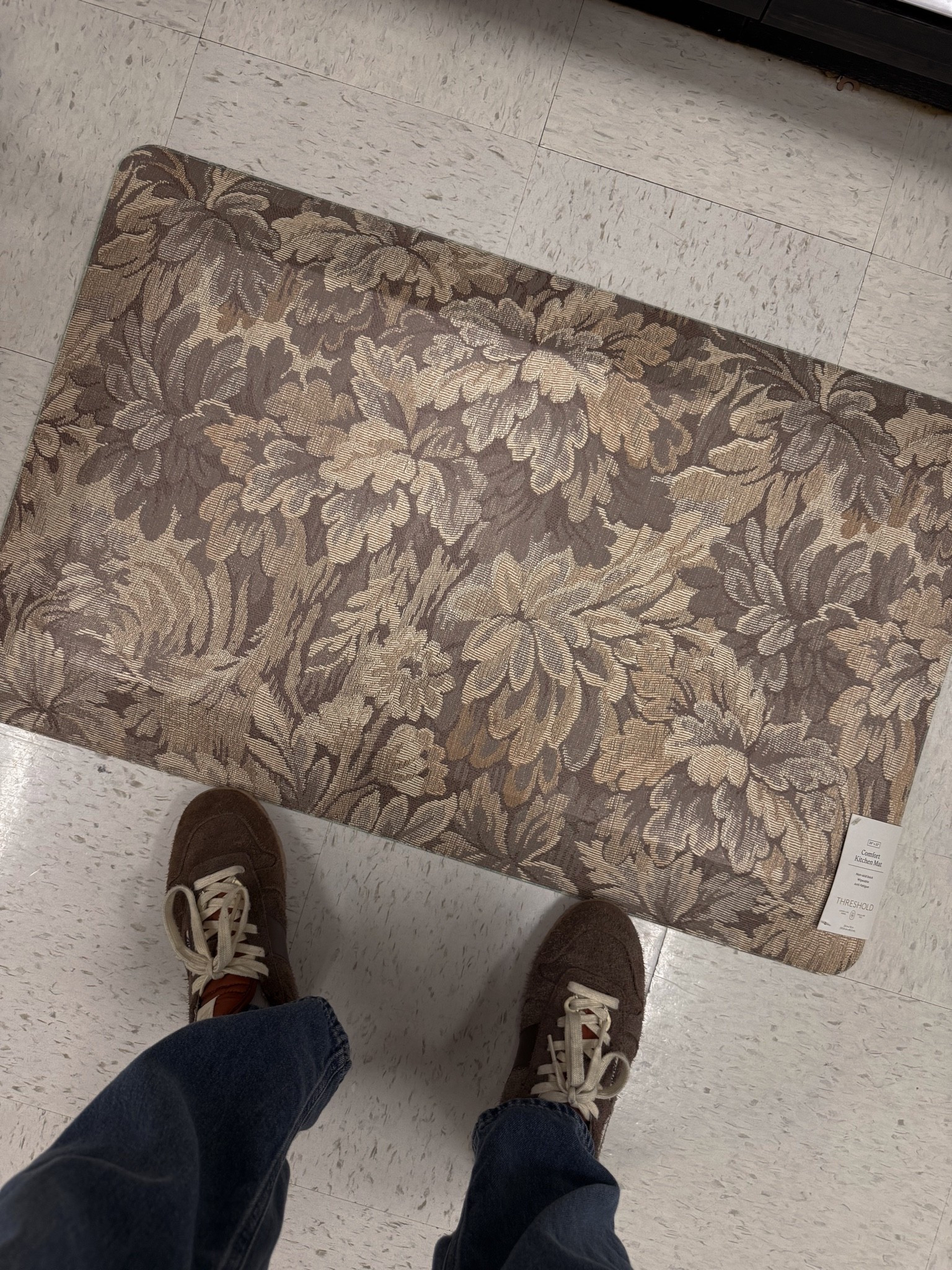 This target kitchen mat looks like much higher end brands. It’s got that cushy memory foam, but wipes clean easily. This floral tapestry print looks high end. 👌🏼