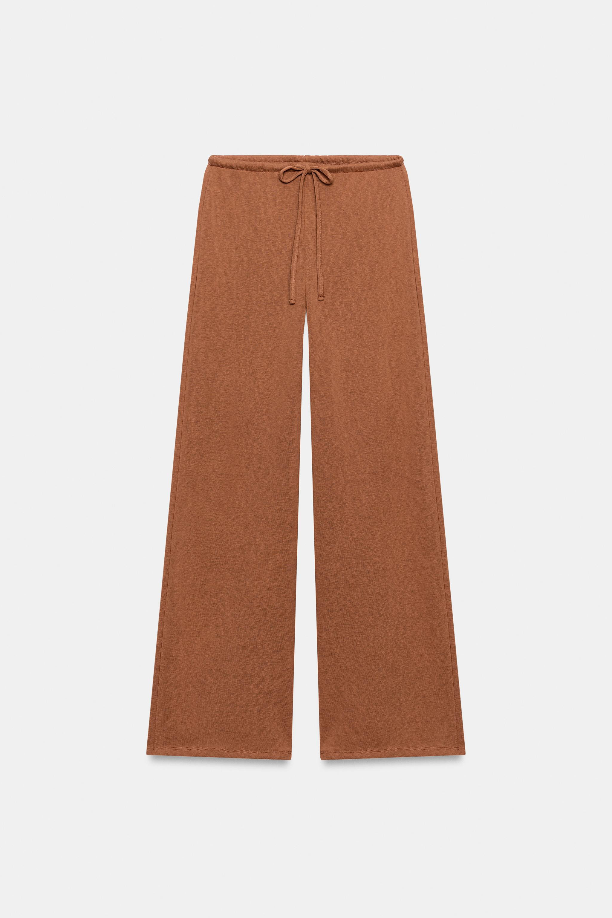 Trousers made from a cotton blend yarn. Featuring a mid-waist, an adjustable elasticated waistban... | Zara UK