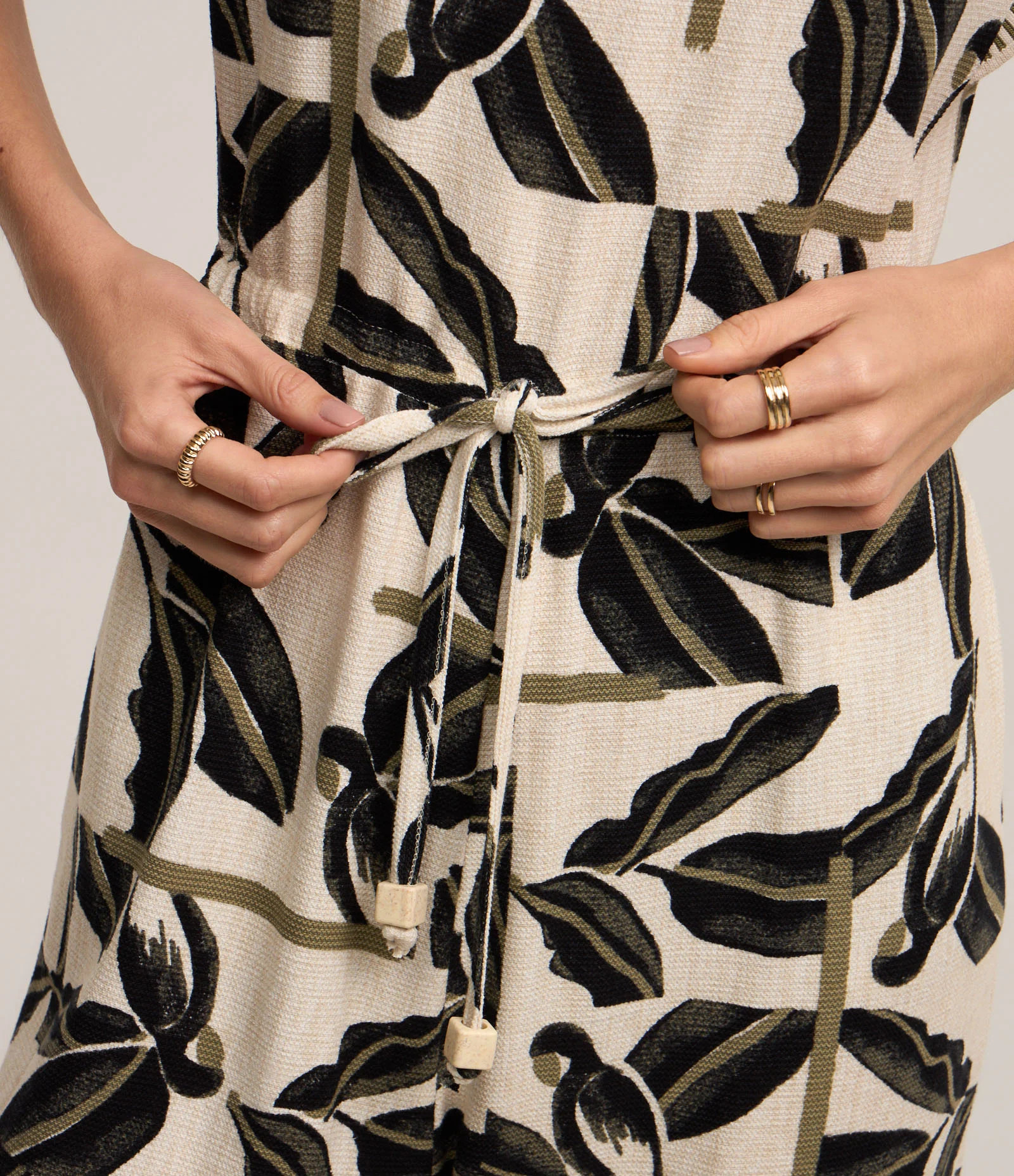 Macacão em Viscose com Detalhe na Cava e Estampa Folhagens Off White - Lojas Renner | Renner (BR)