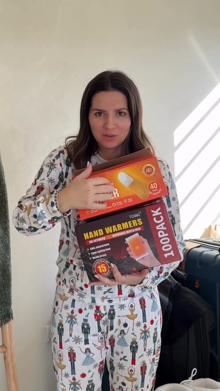 El secreto para mantenerse caliente en invierno ❄️🔥: ¡hand warmers y toe warmers! *comenta WINTER y te envio el enlace a tu inbox***
Yo los uso en los bolsillos del coat, los pantalones y no solo en guantes y botas, así el cuerpo completo se mantiene calientito. Es EL HACK para no congelarte en un winter trip.

¿Ustedes qué dicen… me voy a morir de frío en Europa o estaré calientita? 👀😂
Sigueme para más winter hacks y para ver nuestro Euro Winter Family Vacation!

#WinterHacks #StayWarmTips #WinterTravelWithKids #EuroWinterTrip #TravelMomLife