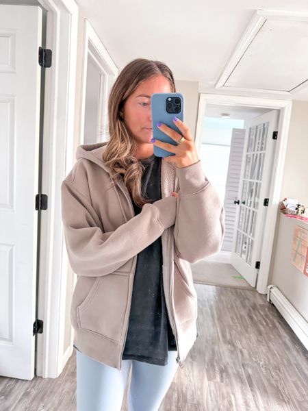 I still can’t get over how amazing the quality of this aritzia zip up is 🤩 love the oversized fit

I’m wearing size small 

#LTKfindsunder50 #LTKsalealert #LTKfindsunder100