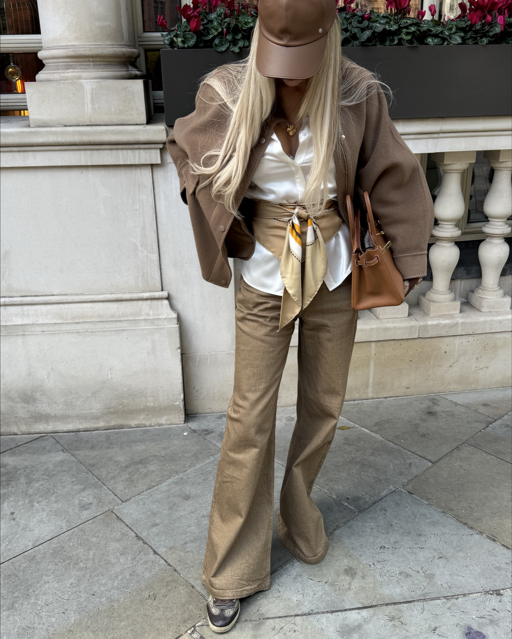 Chic fall  look when out in London. A cashmere bomber jacket in a brown color. Chic, stylish and fashionable🤎

#LTKStyleTip #LTKSeasonal