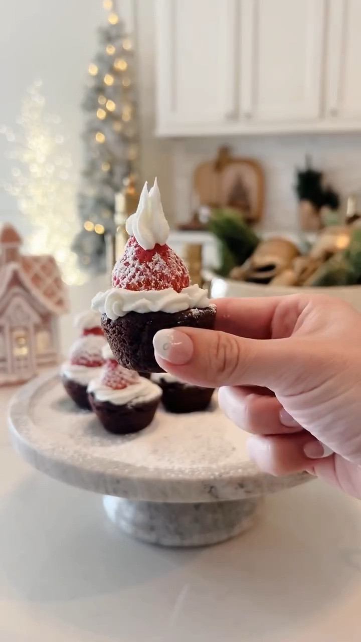 🎅🏼 You won’t believe how easy it is to make these festive brownie bites! 
Like & comment SANTA and I’ll share everything you need to recreate them at home! 🎅🏼✨

#christmasdiy #santahat #santabrownies #christmasappetizers #christmasinspo #diy #christmas