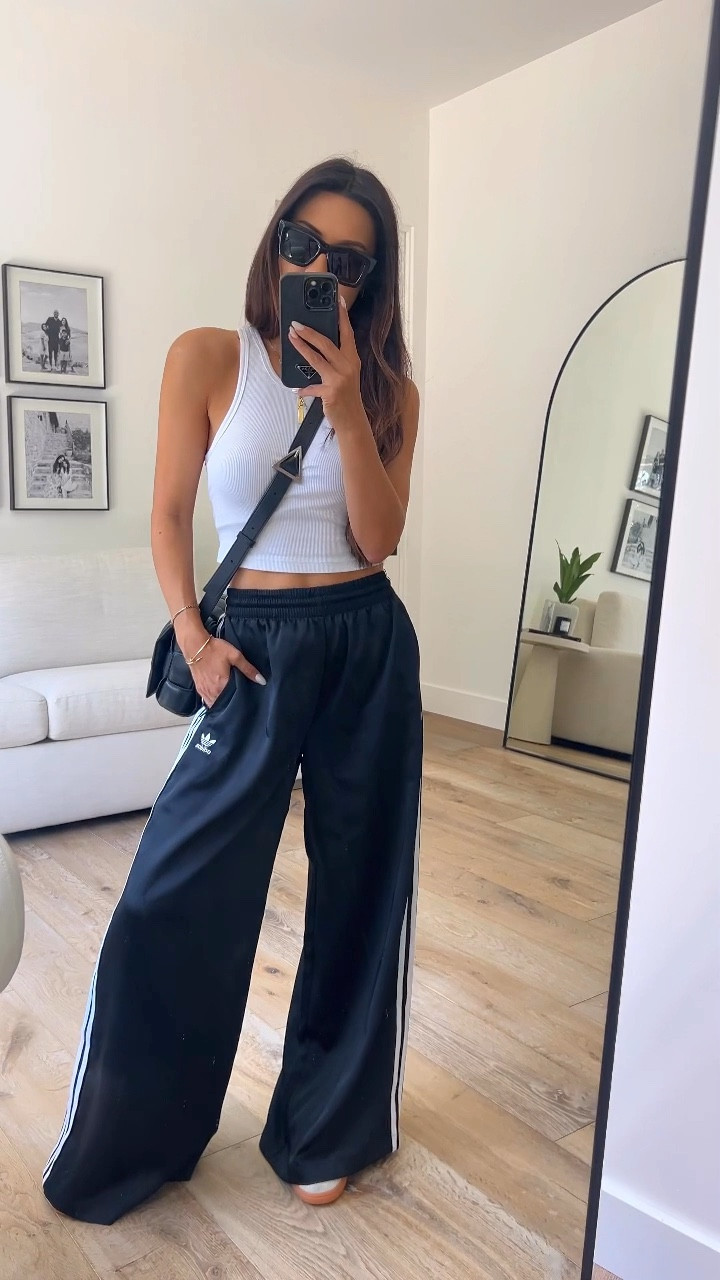 The 90s baby in me is really excited for these pants. Loving this wide leg version 🫶🏻🫶🏻 wearing an XS

#LTKActive #LTKFindsUnder100 #LTKStyleTip