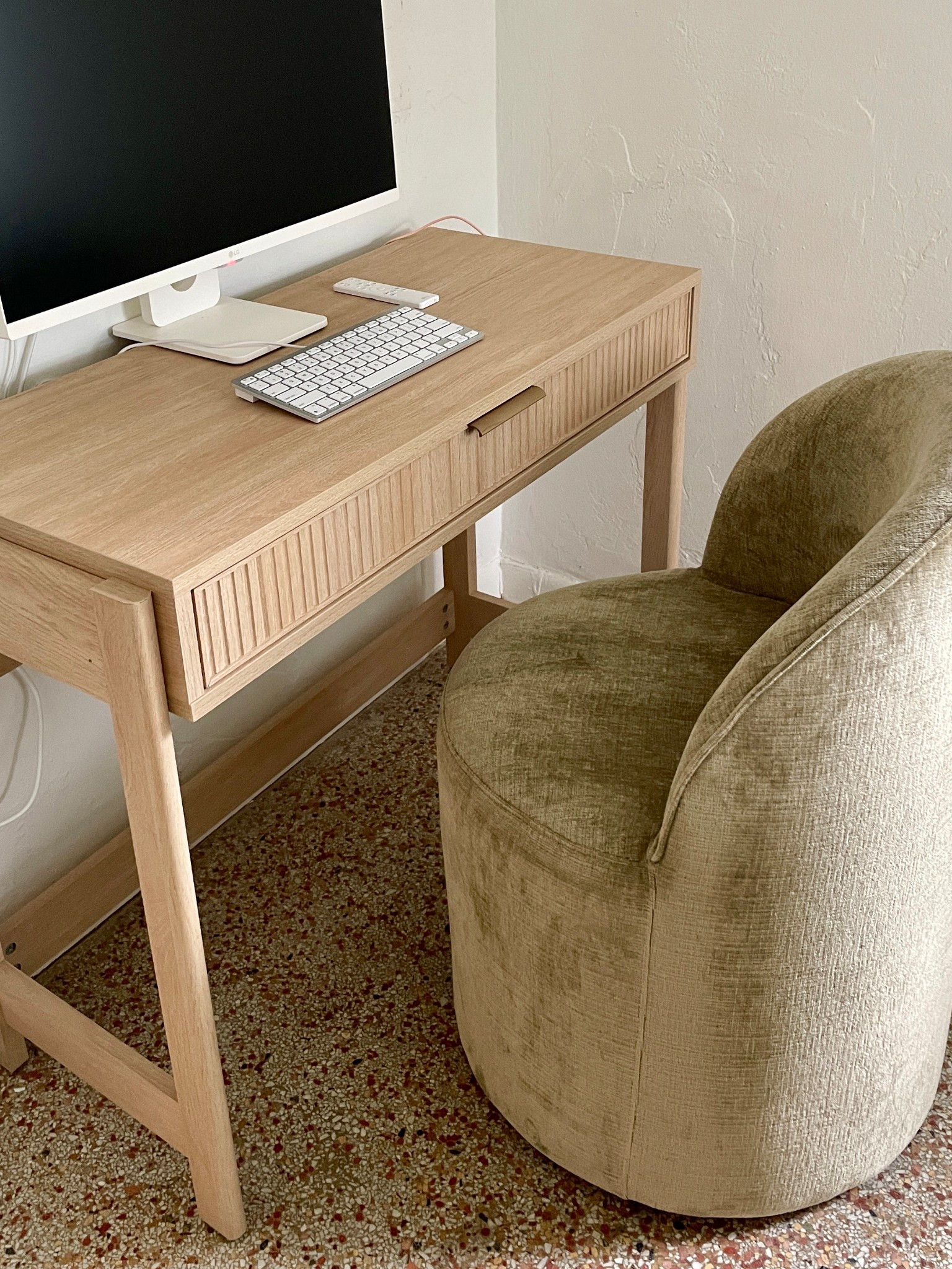 #ad Design your workspace with an organic modern home office aesthetic 🤍✨ Think warm woods, soft neutrals, and clean lines that feel both calming and inspiring. I’m loving pieces that blend function with natural texture—perfect for staying productive *and* stylish.
Shop my current favorites from @Wayfair to create a space that feels like you 🌿 #WayfairPartner

• Minimal wood desk
• Linen or velvet chair
• Ceramic or stone decor accents
• Soft neutral rug
• Sculptural table lamp

Everything is linked for you! #OrganicModern #HomeOffice #LTKHome #Wayfair