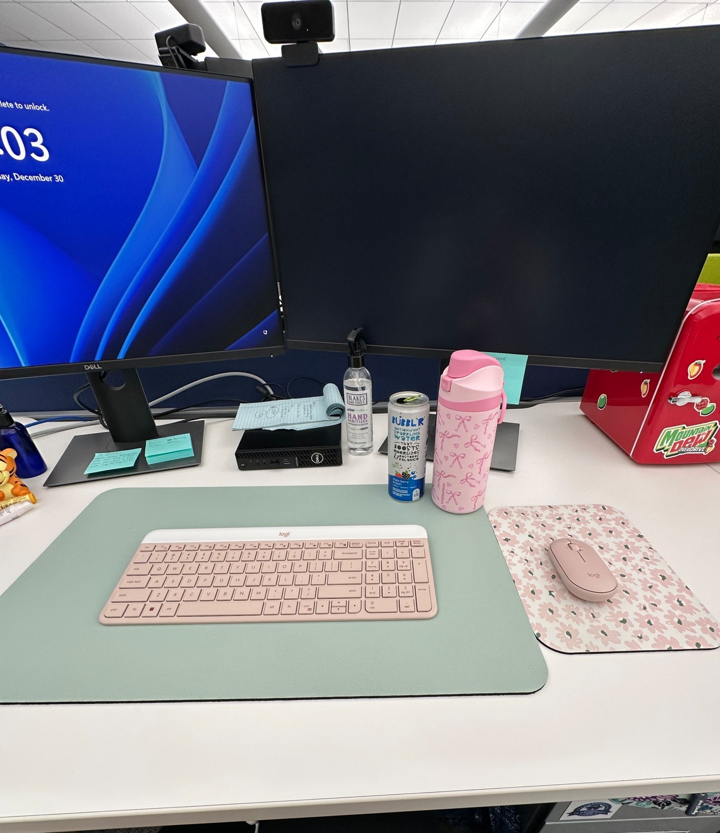 Recently redecorated my desk at work and found the cutest things 🫶🏻

#LTKHome #LTKFindsUnder50 #LTKdayinmylife