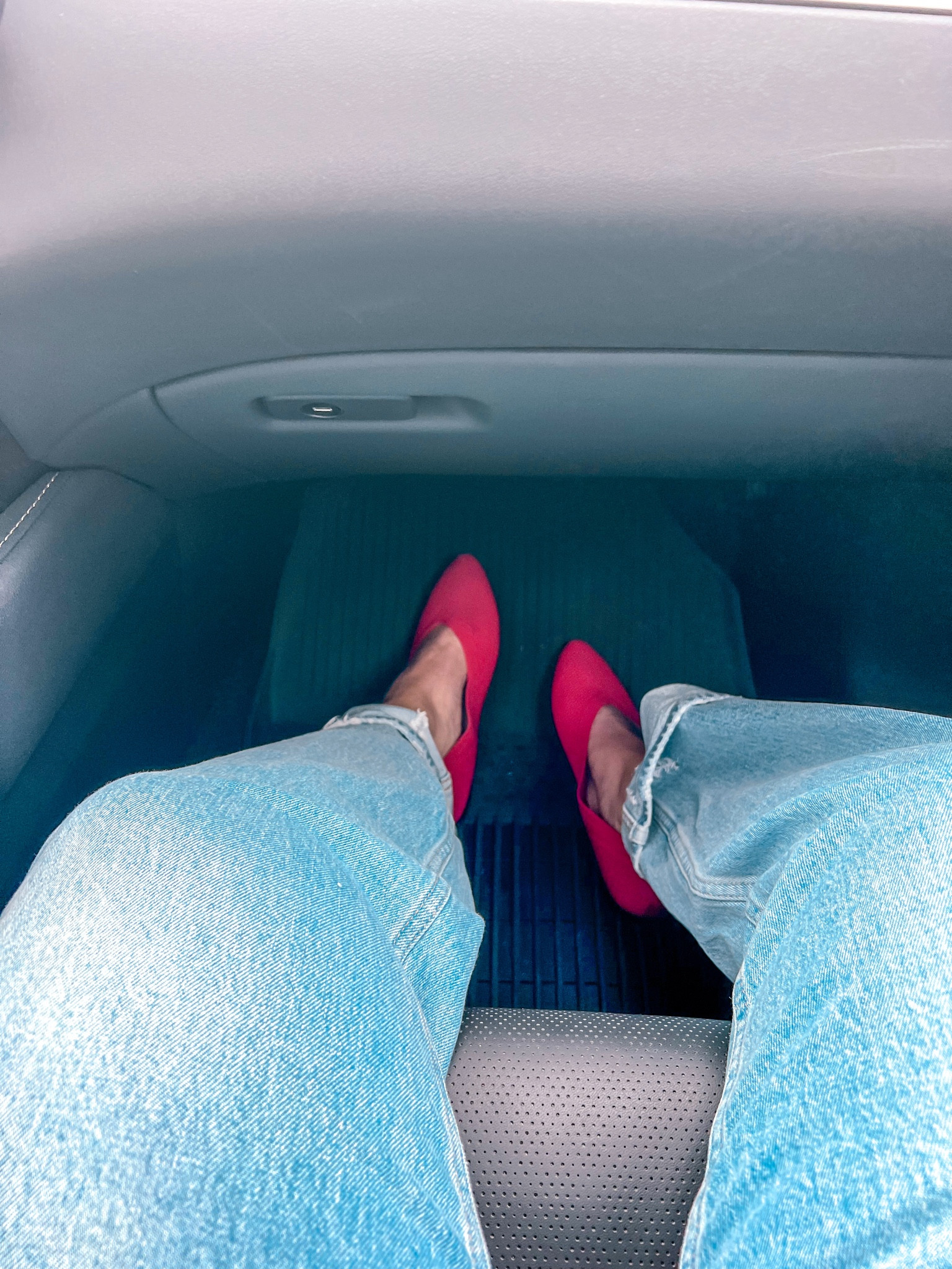 A pop of red is always a good option!! These pointed toe slip on flat shoes are comfortable and under $15! 

Red shoes
Pop of color
Flat shoes
Knit shoes
Pointe toe flats 
Flat shoes 
Office outfit 
Date night outfit 

#LTKFindsUnder50 #LTKSeasonal #LTKShoeCrush