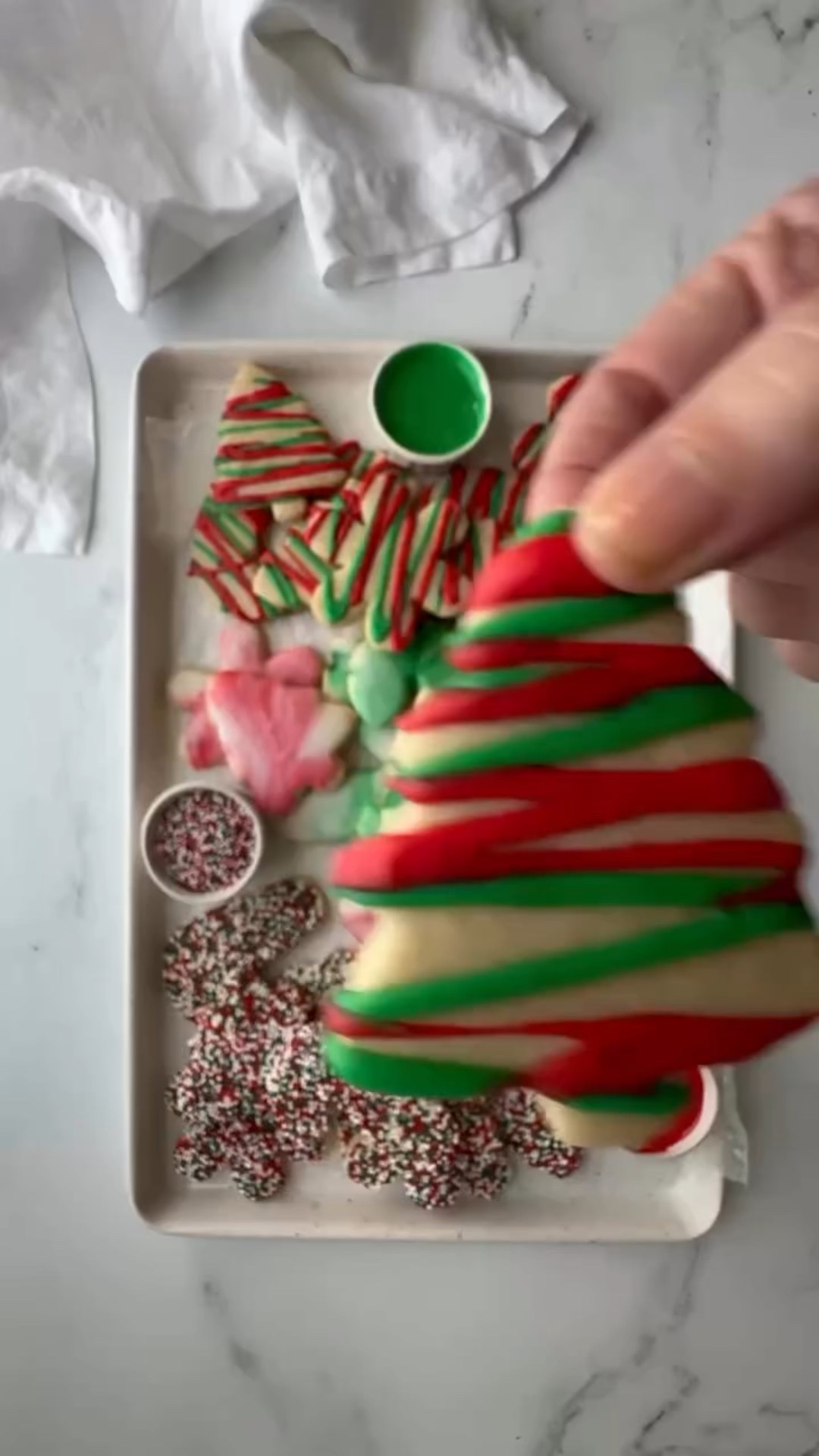 Holiday sugar cookies, but make them easy! These three no-fuss decorating techniques (sprinkles, marbled icing + a simple drizzle) are totally foolproof — truly anyone can master them. No perfection, no pressure… just festive, fun cookies that look gorgeous every time. Pairing up with @pineconesandacorns to share a fun and festive holiday treat (just WAIT till you see hers!). Comment “cookies” and I’ll DM you the link!
.
.
.
.
#HolidayBaking #SugarCookieDecorating #EasyBaking #FestiveCookies #HolidayTreats #ChristmasCookies #CookieDecorating #HomeBaking #BakingFun #SimpleBaking