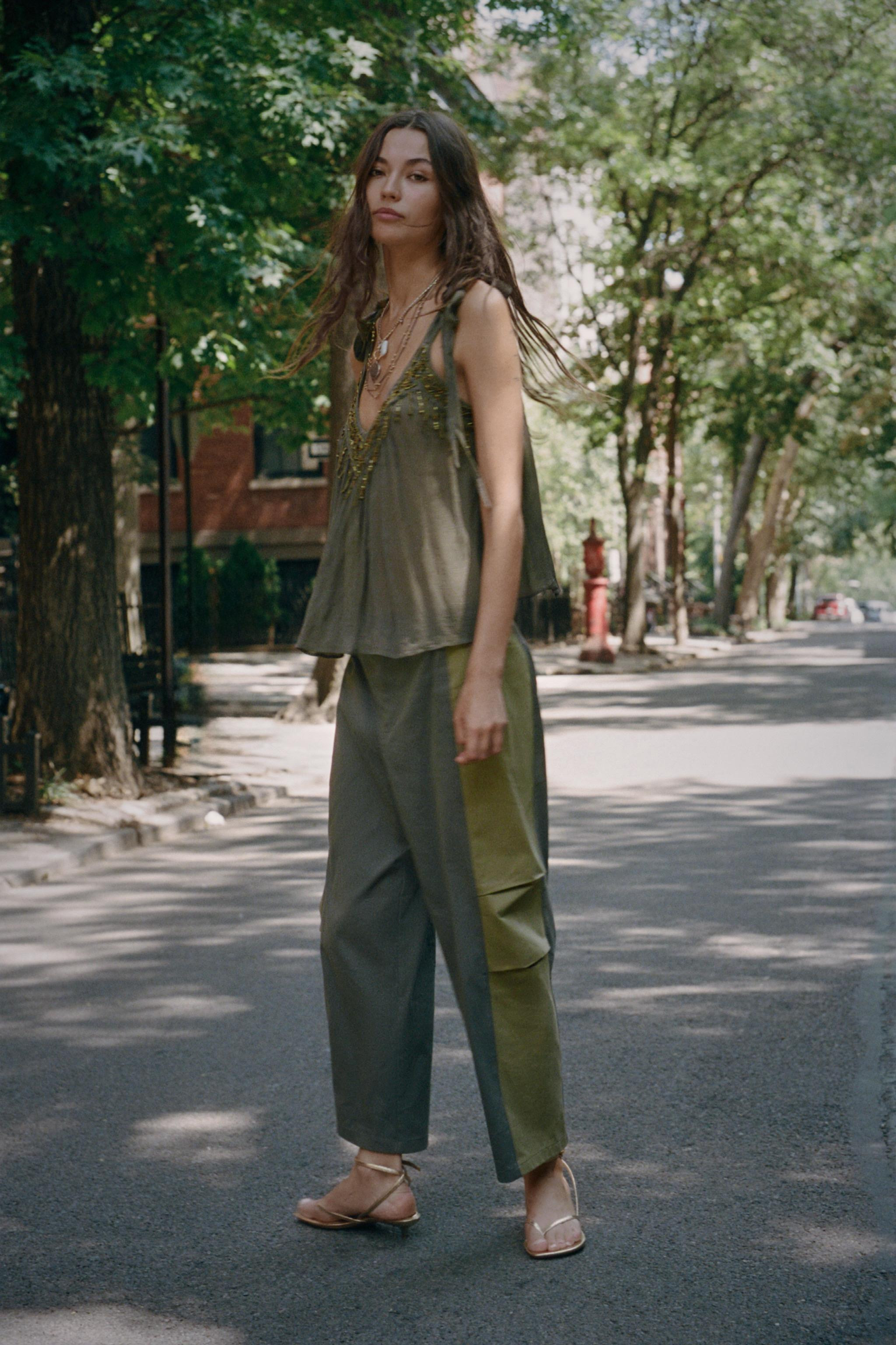 Mid-rise trousers with adjustable front buckles. Features combined side fabric with darts. Loose ... | Zara US
