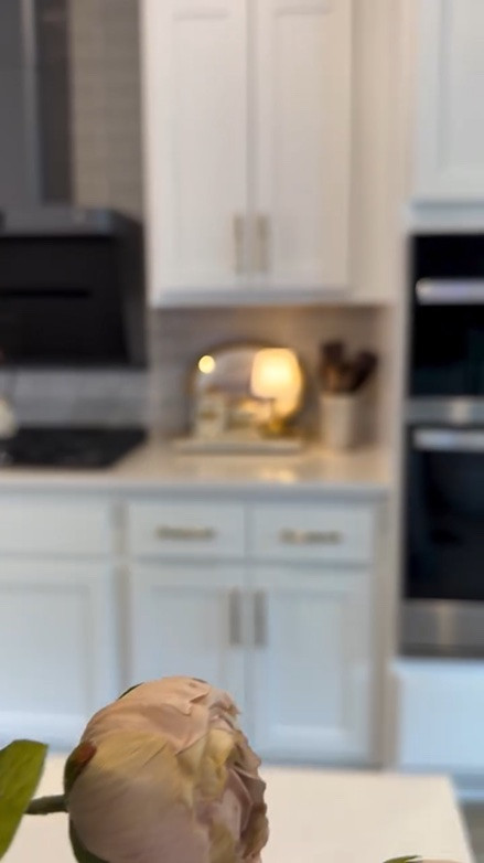 Cada detalle y cada cambio que hago en mi hogar te lo comparto con muchísimo cariño. 🤍

Esta vez quise elevar este pequeño rinconcito de mi cocina con detalles simples, pero llenos de encanto… ¡y miren lo hermoso que quedó! ✨

Lo mejor es que esta decoración es perfecta tanto para tu cocina como para crear un bar de café hermoso, acogedor y con mucha personalidad. ☕🤎

Déjame saber en los comentarios qué te pareció. Y si necesitas alguno de los artículos que ves aquí, comenta la palabra DECOR y con gusto te envío todos los enlaces.

Recuerda que la decoración de tu hogar también es parte de ti: refleja tu esencia, tu personalidad y todo aquello que amas. 🏡✨

#home #homedecor #motivacion #amazon #decoration
