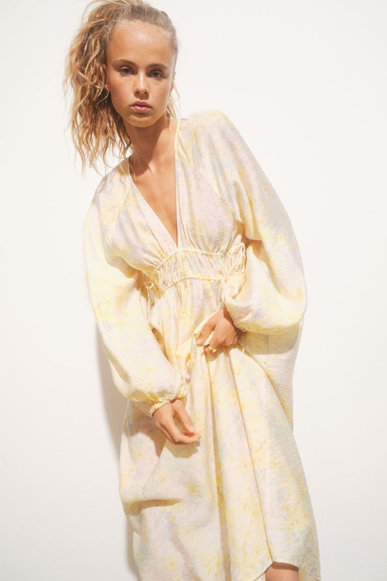 Oversize-Kleid mit Bindedetail | H&M (DE, AT, CH, NL, FI)