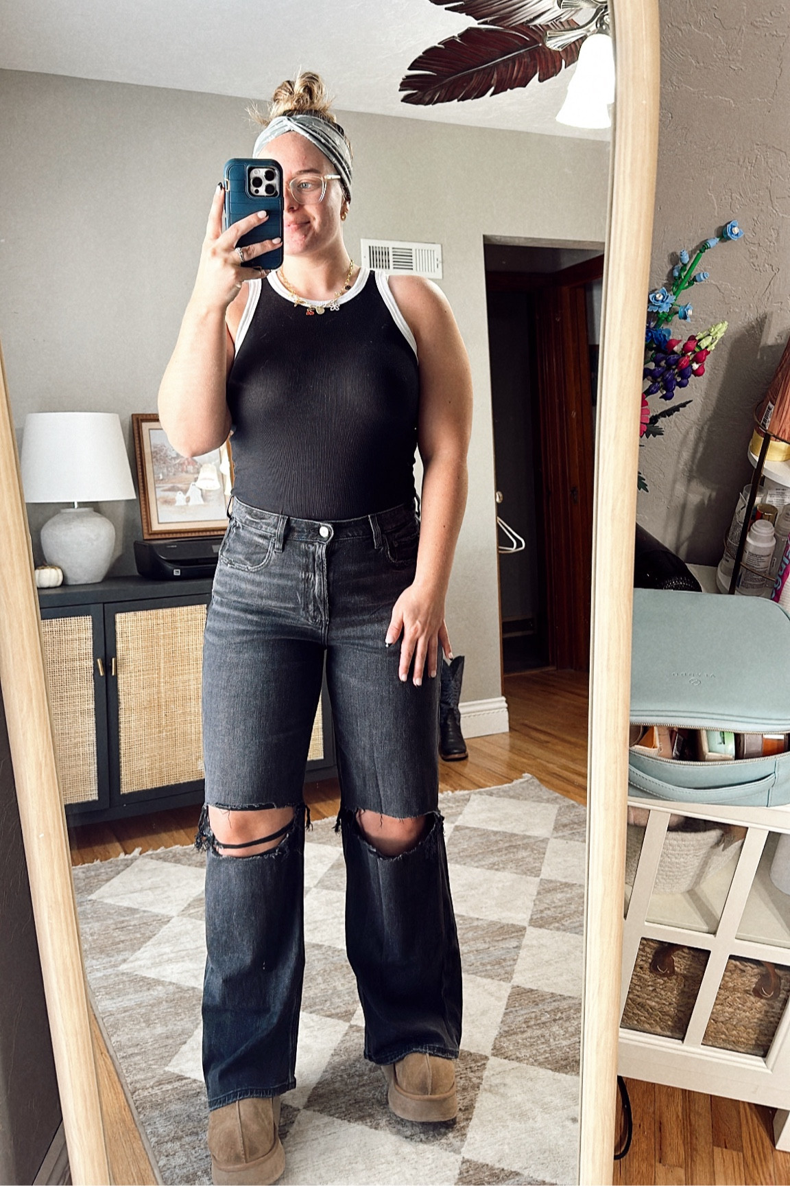 The most comfy jeans

#LTKSeasonal #LTKMidsize #LTKSaleAlert