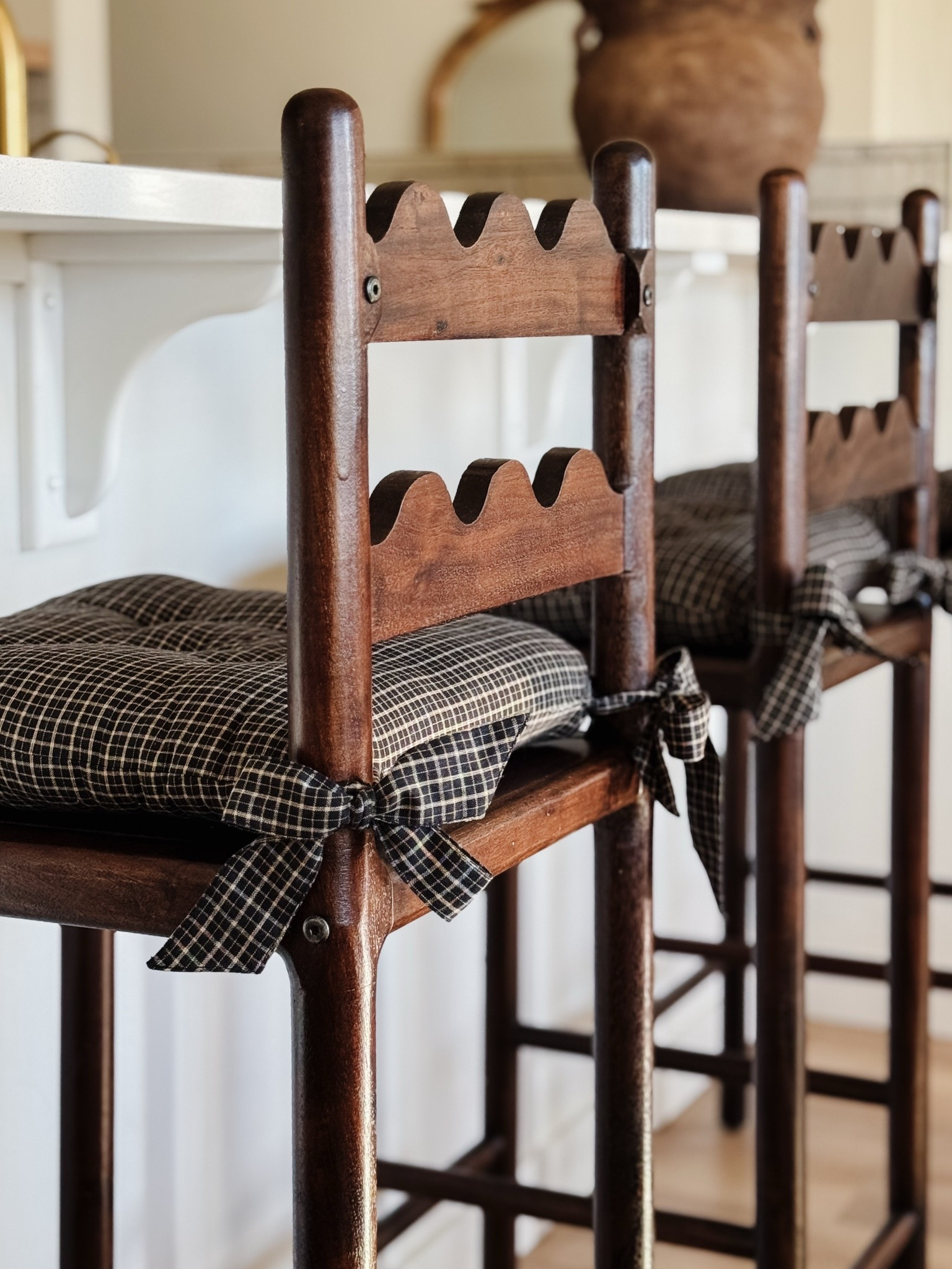 Bestselling dreamy barstool/cushion combo.
Answers to your commonly asked questions…

Stool Color: Rustic Brown
Seat Cushions: Wayfair

#vintagemodern #diningroomdecor #beforeandafter
#homeaccount #interiordecor #barstool #diningroominspo

#LTKHome #LTKSaleAlert