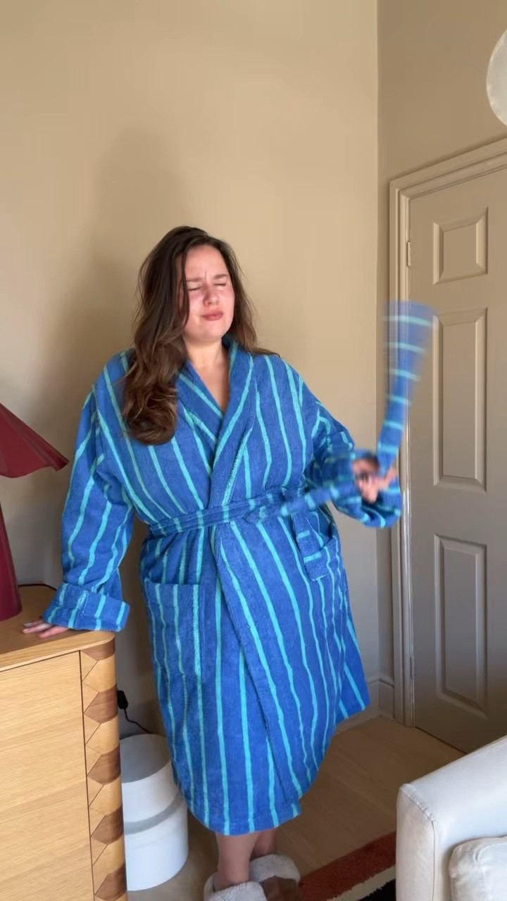 I wear size 3x  in my bathrobe  and size 22 in everything else 🔗