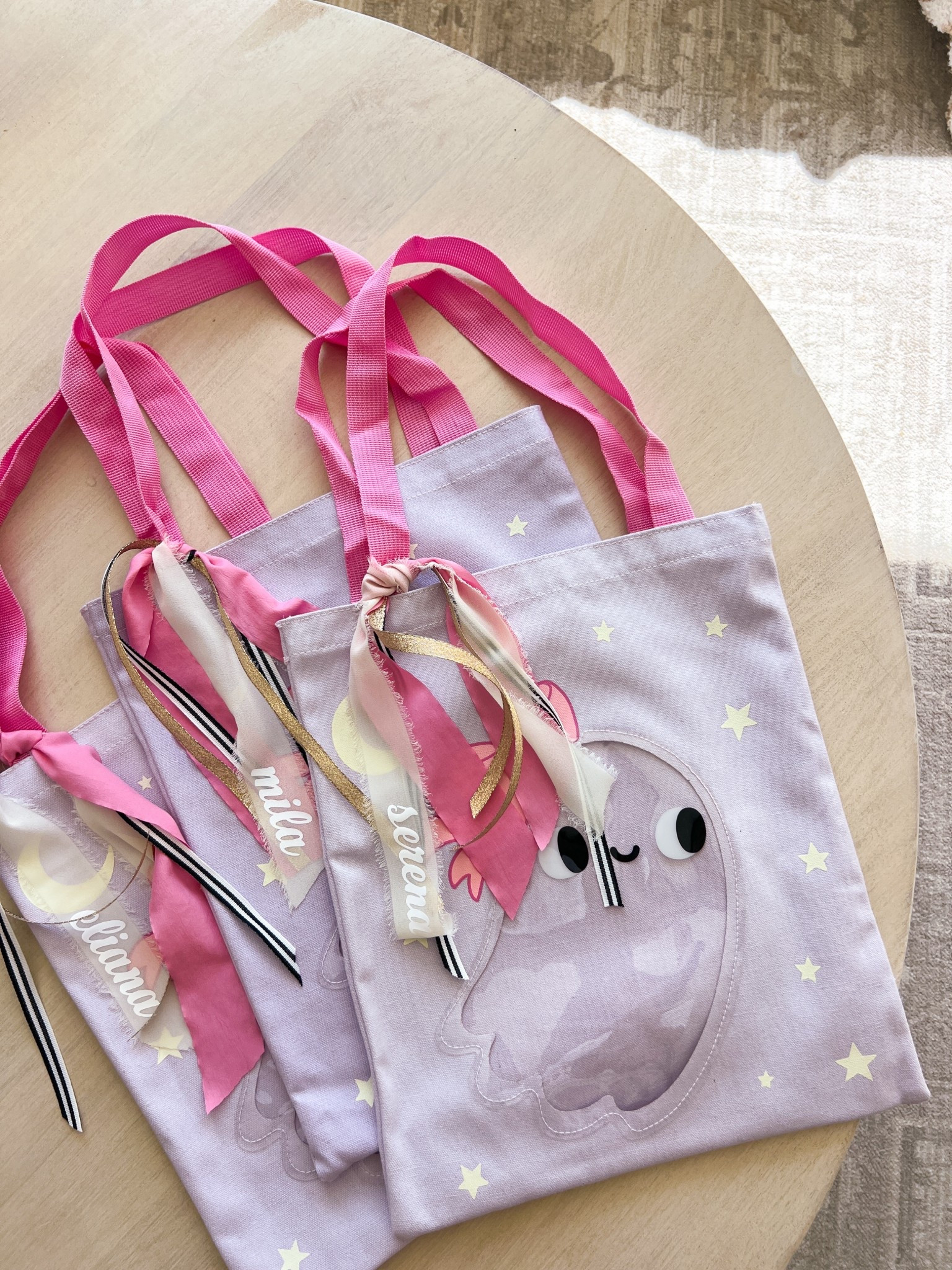 Custom goodie bags for your Halloween parties! I used HTV (heat transfer vinyl) and my Cricut machine and heat press to personalize these goodie bags.