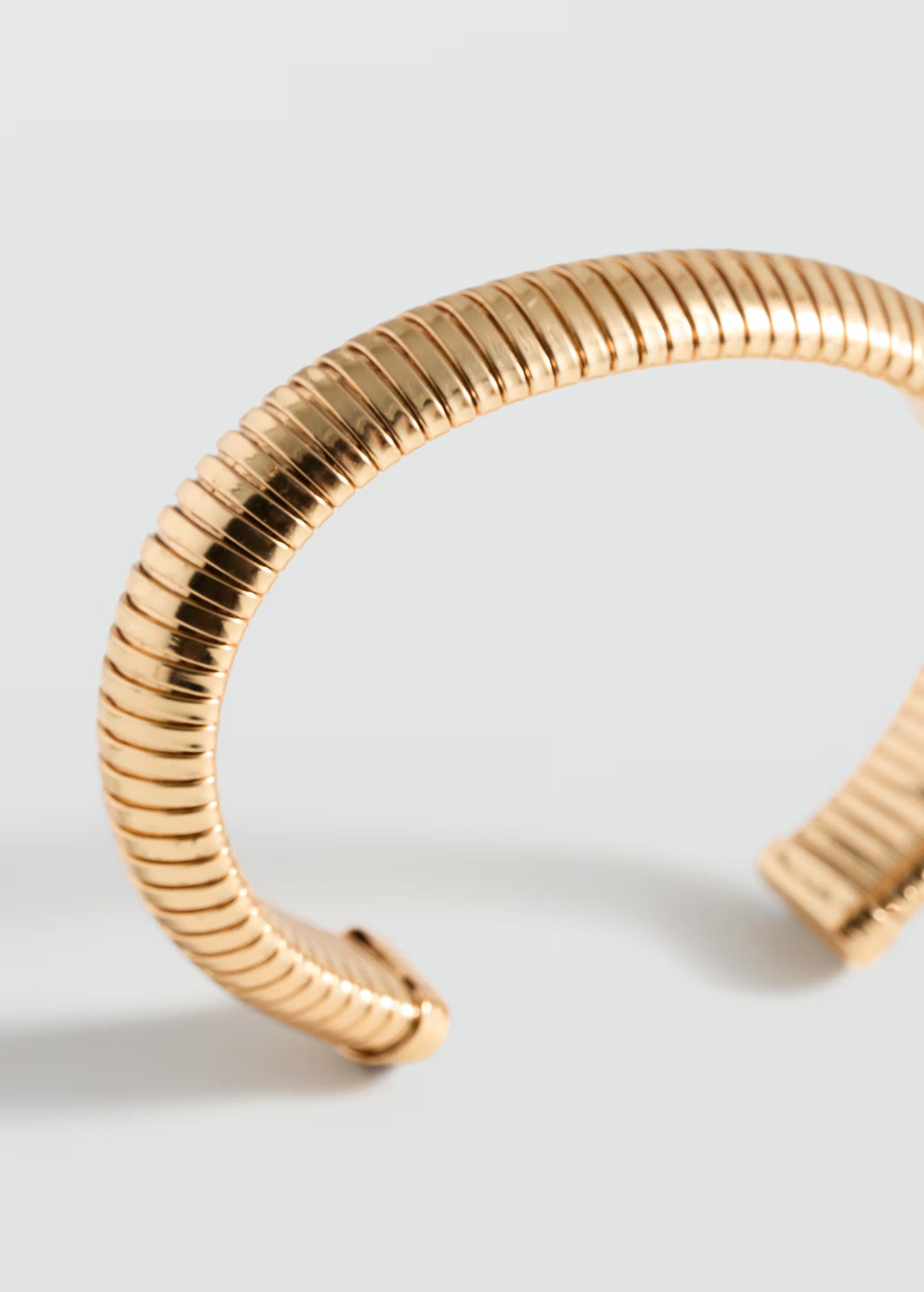 Rigid textured bracelet | MANGO (UK)