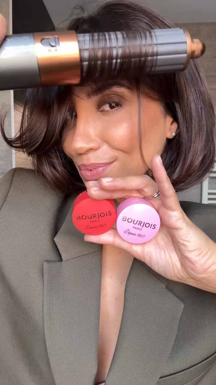 Publicité - Nostalgie ++ 💓
C’est le grand retour de l’iconique petite boîte ronde blush @bourjoisparis et j’en étais déjà si fan quand j’étais ado!
Retrouvez 2 nouvelles teintes hyper tendances: 
17-Rose Tendresse et 18-Rouge Ravissant 🌸♥️
La pigmentation et la tenue sont dingues!

Retrouvez-les sur Bourjois.fr, chez Monoprix et dans les grandes surfaces 🫶🏻
#petiteboiteronde #blushbourjois #bourjoisparis #bourjois