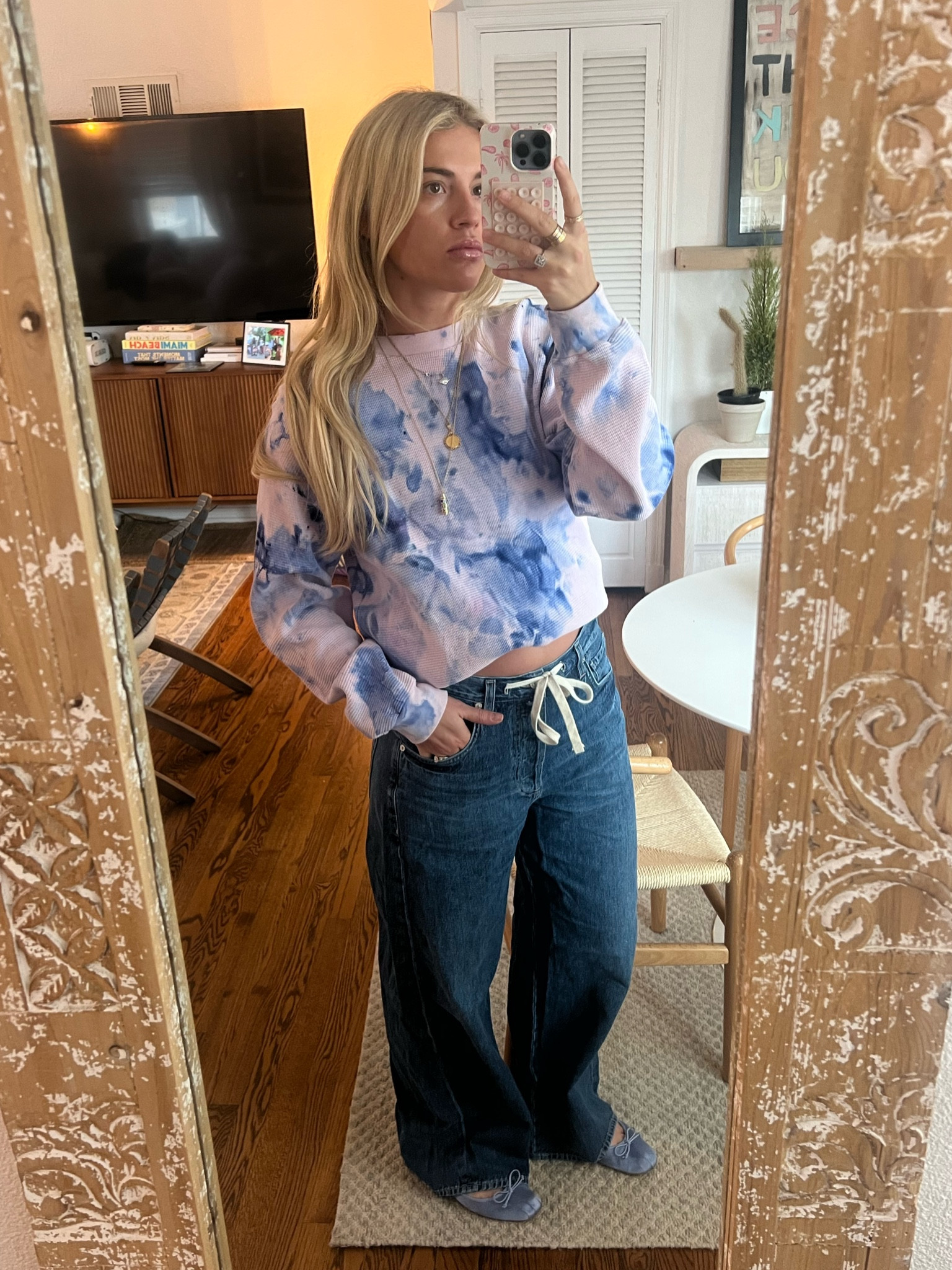 Love pairing wide jeans with a ballet flat!!! 
