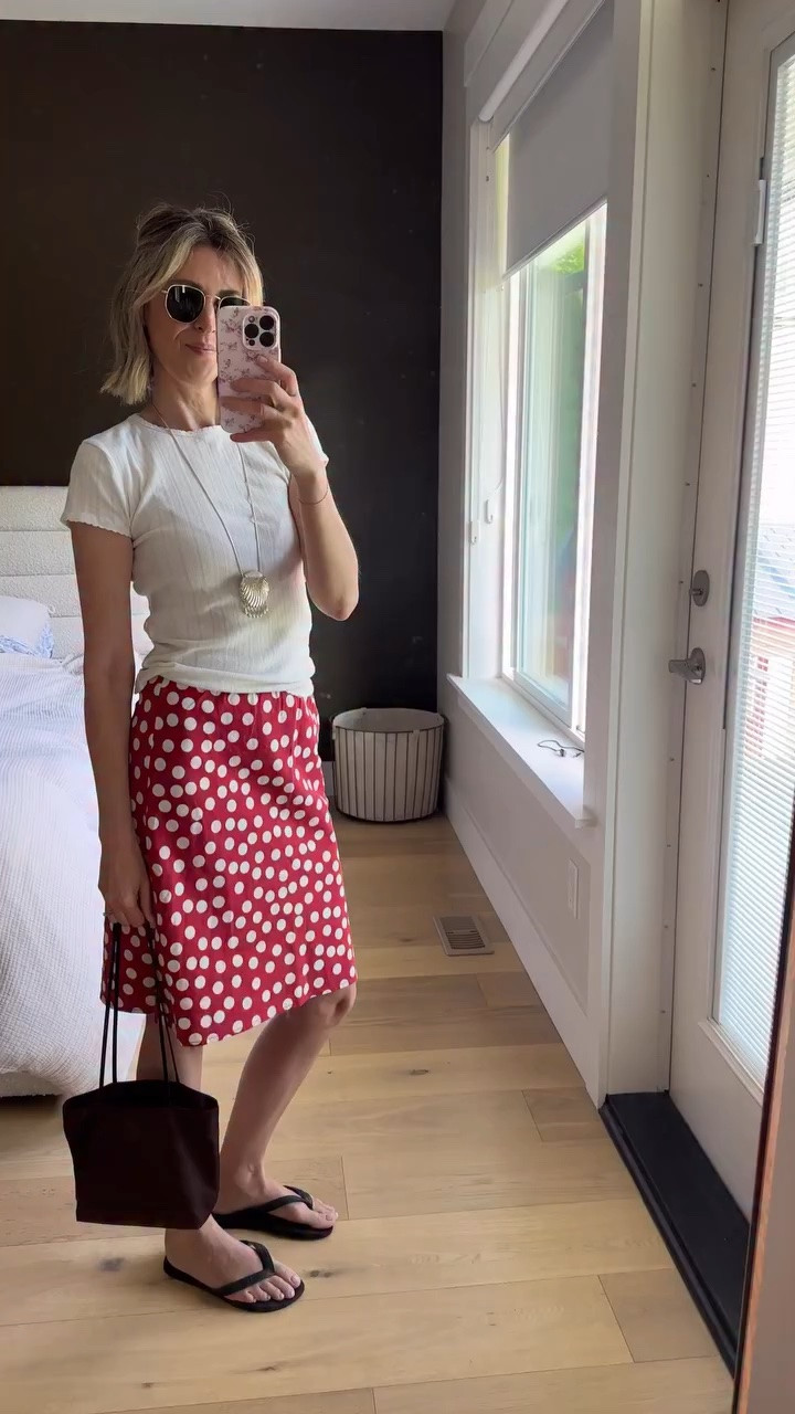 Styling my new polka dot skirt! I paired it with this Pointelle tee, black flip flops & 90s minimal Valesque purse. It’s giving that perfect 90s butter mom feel—aspiring to this all summer (and honestly, beyond).

#fyp #90sfashion #coolmom #stylingideas #90sbuttermom