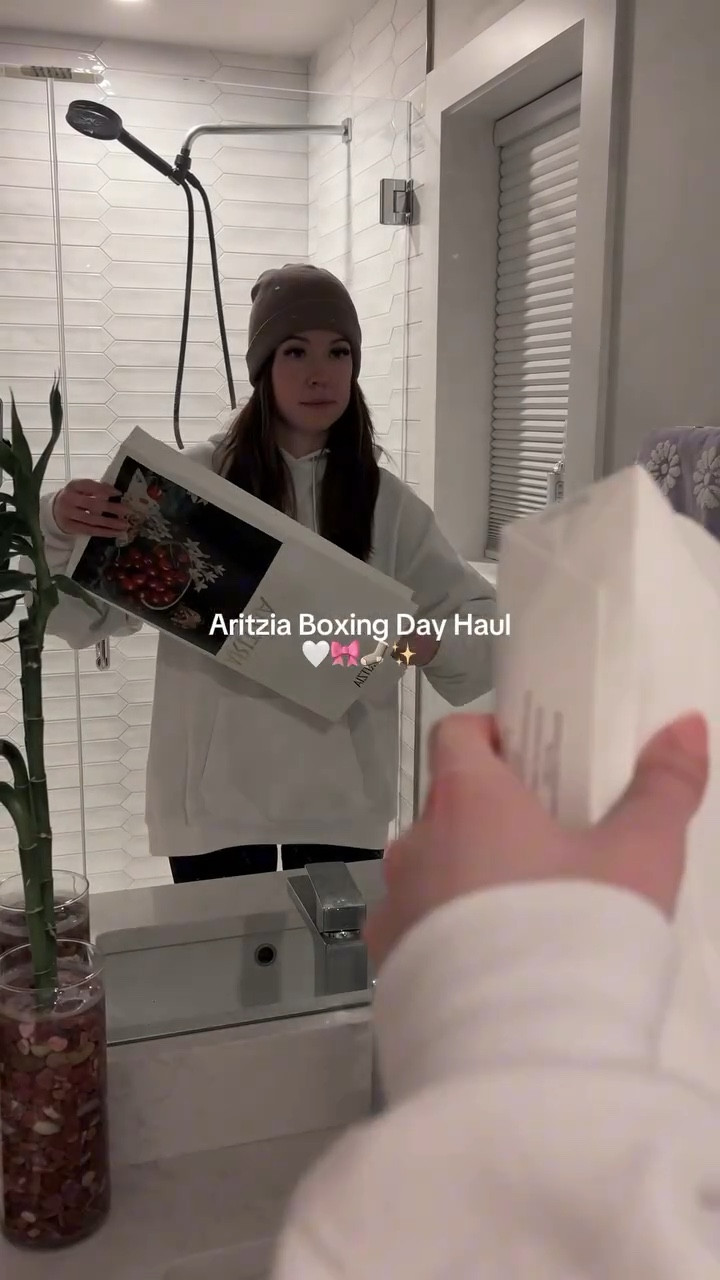 Aritzia BOXING DAY haul ❄️✨ I never thought I would be a toque girlie — but the tna cuffed beanie has my heart 🤍  #aritzia #winterhaul #beanieseason #winteroutfits #aritziastyle [boxing day haul, aritzia toque, aritzia beanie, aritzia haul, winter outfits women, winter outfit, winter haul, winter beanies, beanie trend, toque trend, aritzia try on]