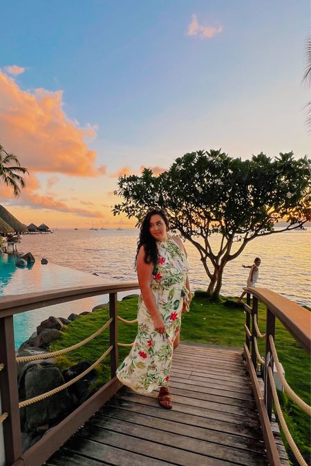 Midsize Halter Neck Tropical Vintage Dress - Womens Style - Travel & Resort Wear Dress - Full Length Flowy 

What I wore in Tahiti, French Polynesia 

#LTKmidsize #LTKtravel #LTKfindsunder50