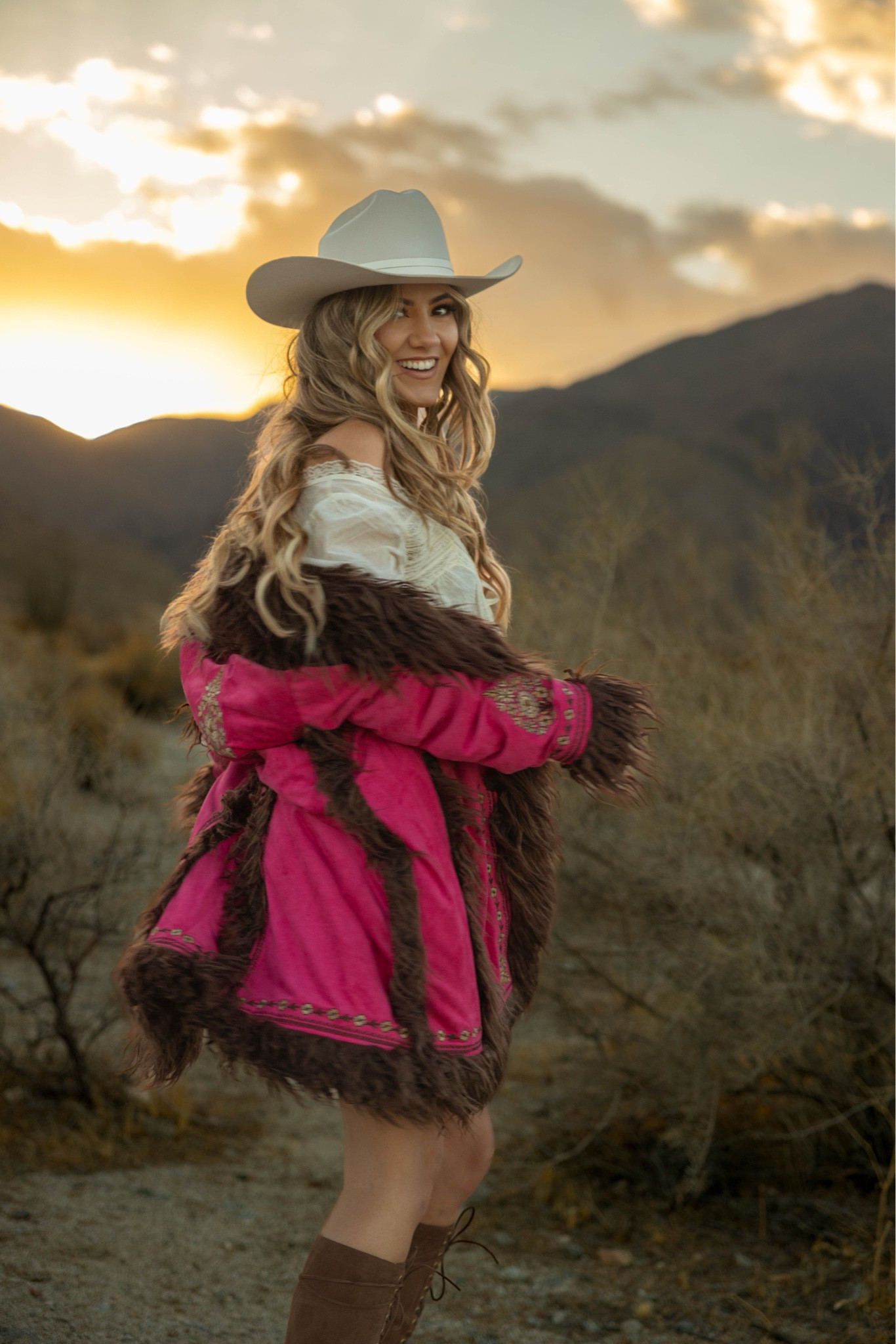 This faux fur coat is honestly what dreams are made of.🌵🏜️ (hat is by idyllwind) #western #westernstyle