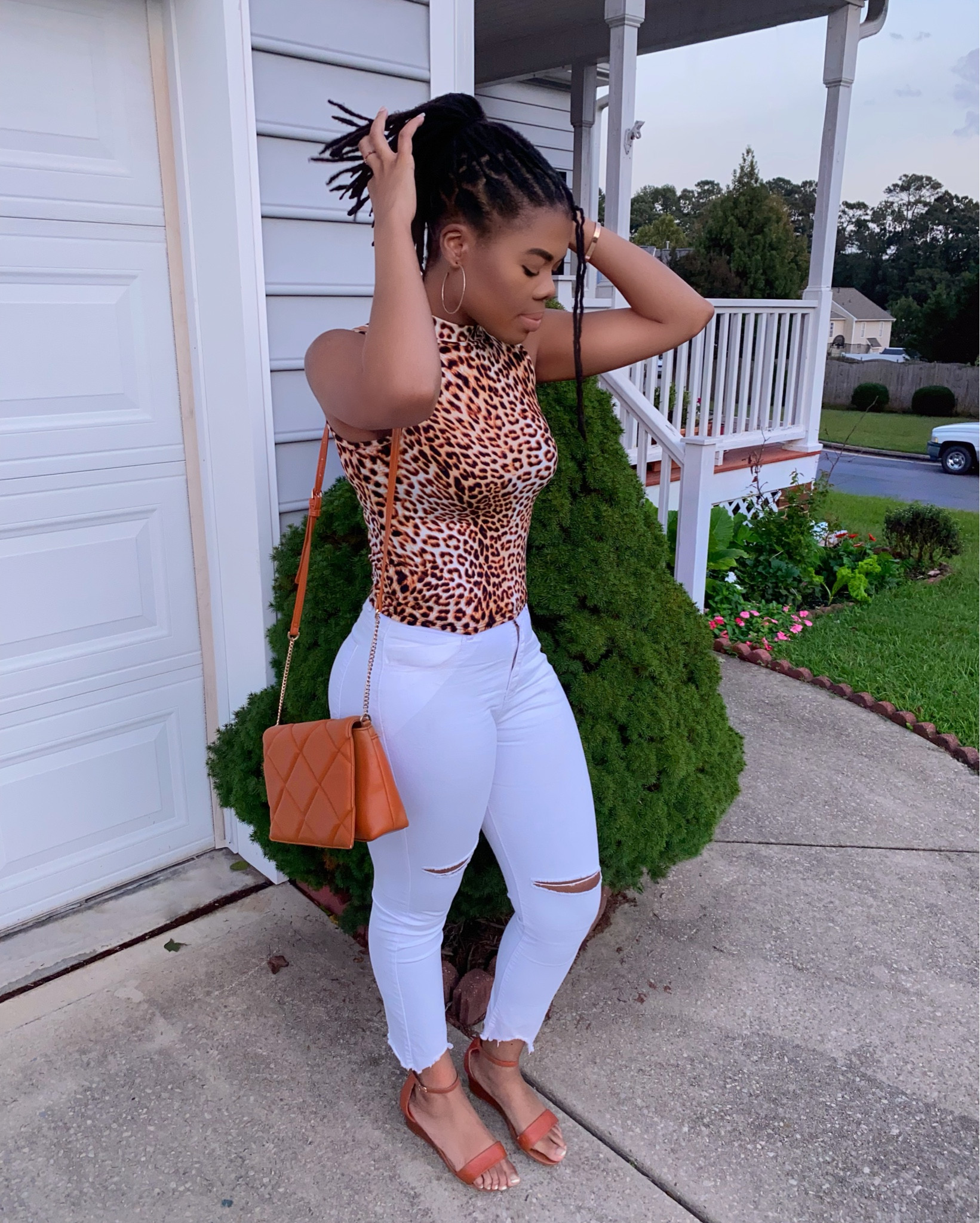 Date night outfit✨

Mock neck leopard print top with white jeans and my brown crossbody purse. So cute!

#LTKootd