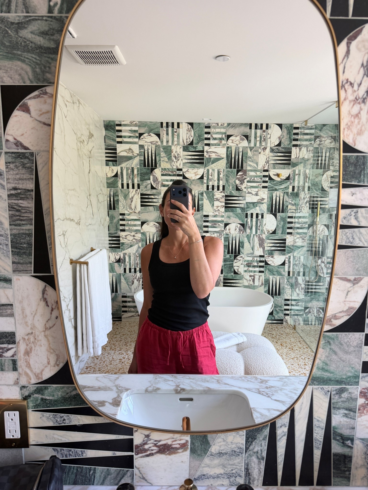 Size xs tank 
Size small linen pants 