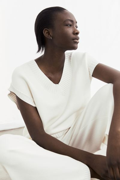 Oversized, knit sweater vest in a soft viscose blend. V-neck and ribbing at neckline, armholes, a... | H&M (US + CA)