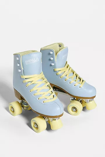 Impala Rollerskates - Rollers quad bleu ciel et jaune | Urban Outfitters (EU)