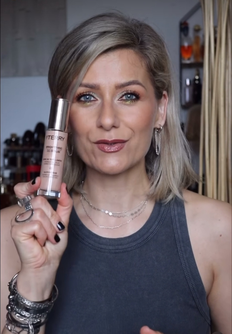 Top 5 - By Terry 

Brightening CC Serum, base de teint corrective illuminatrice
Terrybly Densiliss foundation, fond de teint anti-âge 
Brightening CC palette, highlighter en poudre 
Hyaluronic hydra-concealer, anticernes soin 
Lip expert matte, rouge à lèvres liquide mat longue tenue 
#Top5 #ByTerry

#LTKbeauty