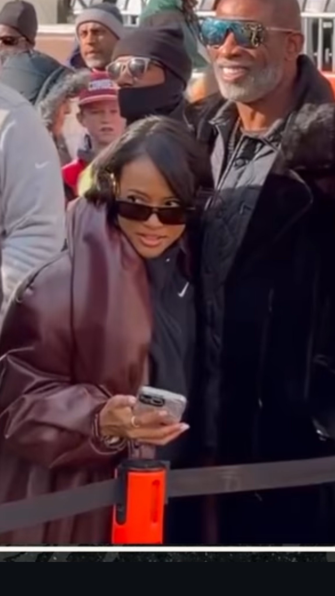 @karrueche and @deionsanders supported #shedeursanders at a #footballgame, with #karrueche wearing a $1,432 @rowenroseofficial long coat. Hot! Or Hmm..? Find a link to purchase in our bio!
🎥 @ashnoelletv #karruechetran #karruechetranfbd #deionsandersfbd