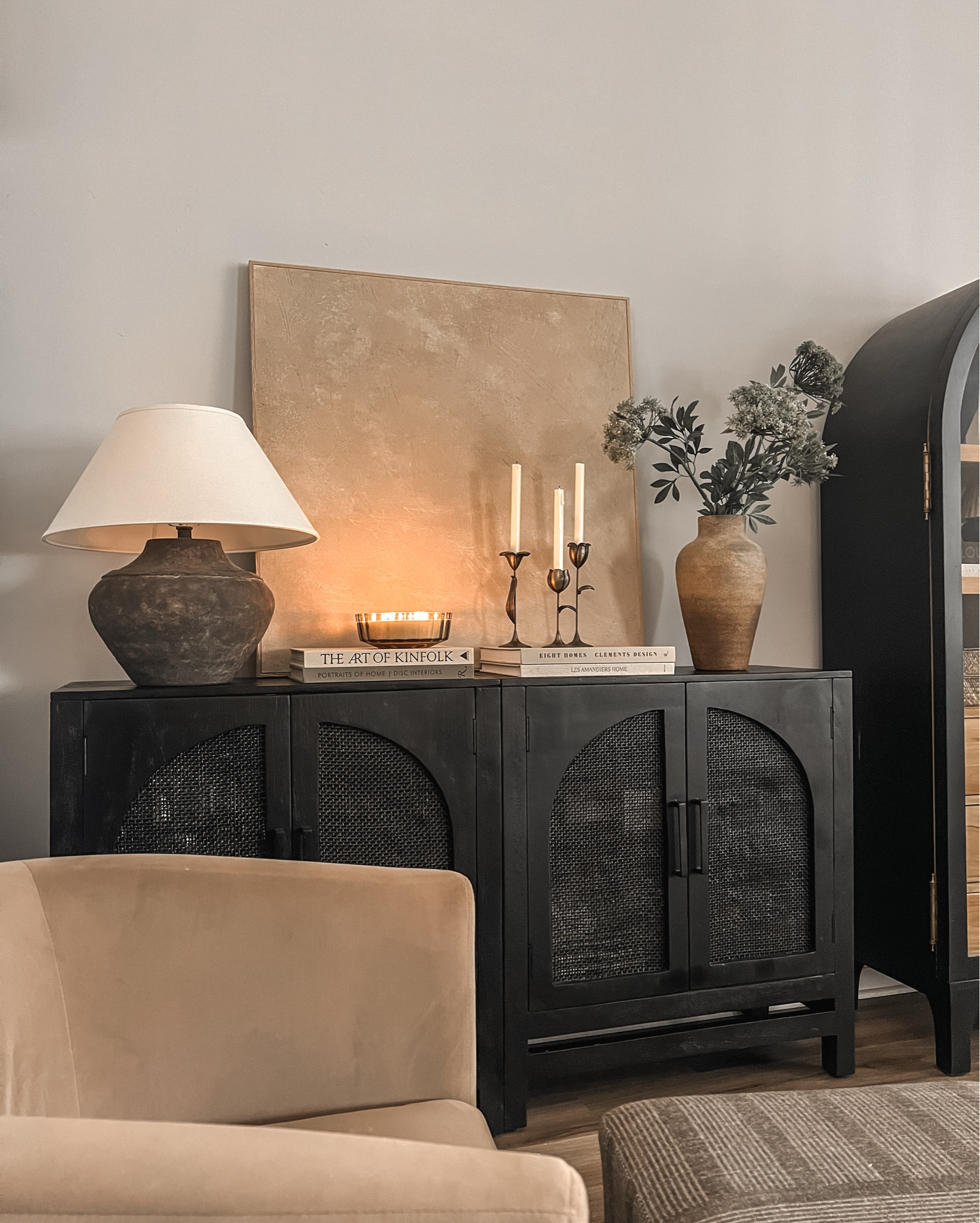 Spring sideboard details

Spring Decor | Spring Styling | Sideboard Styling | Vase Styling | Living Room | Entryway | Faux Florals

#LTKHome