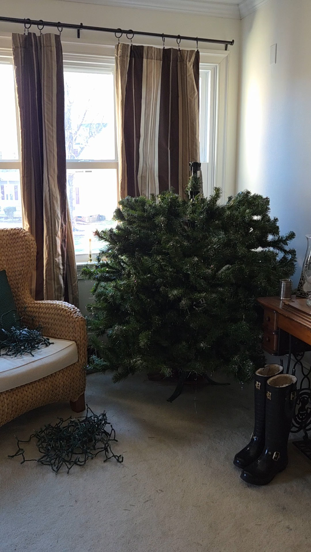 I always have all the energy in the world to decorate for the holidays but hate on decorating. I have to strike while the iron is hot or before I change my mind so I started with the tree on the landing today. Took a little pause to do my 3 Mile walk then I will do my sauna It's a great way to start a Monday morning

#LTKdayinmylife #LTKvlog #LTKselfcare