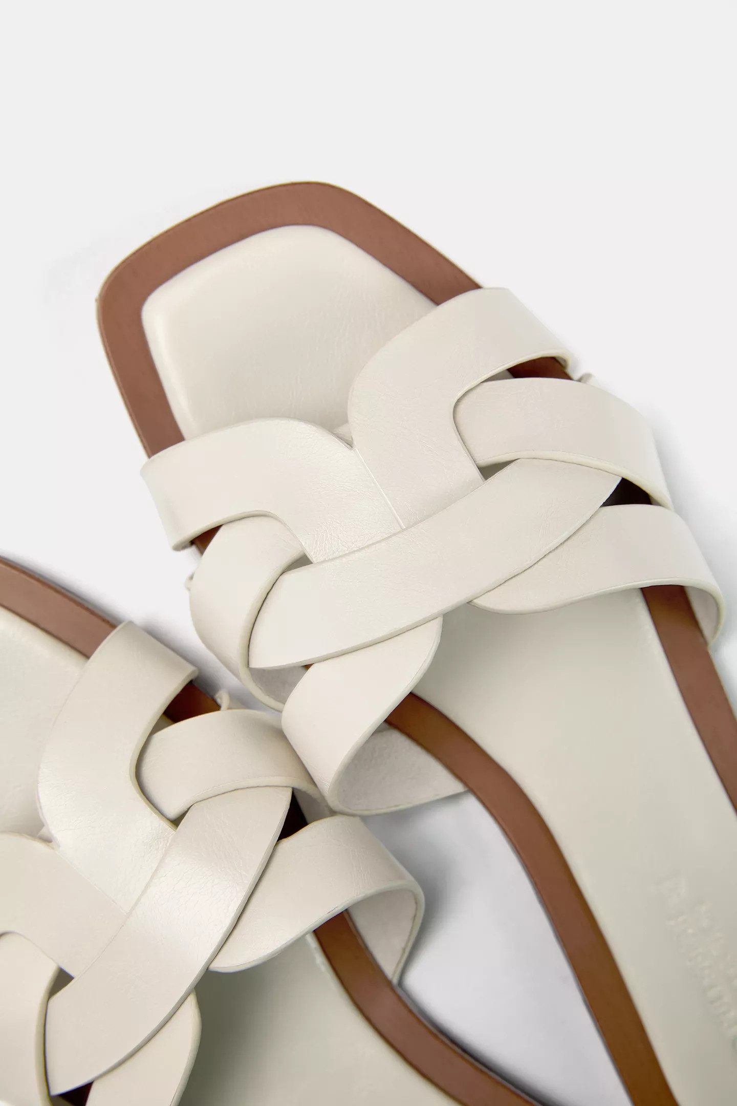 Flache Sandalen mit überkreuzten Riemen | PULL and BEAR DE