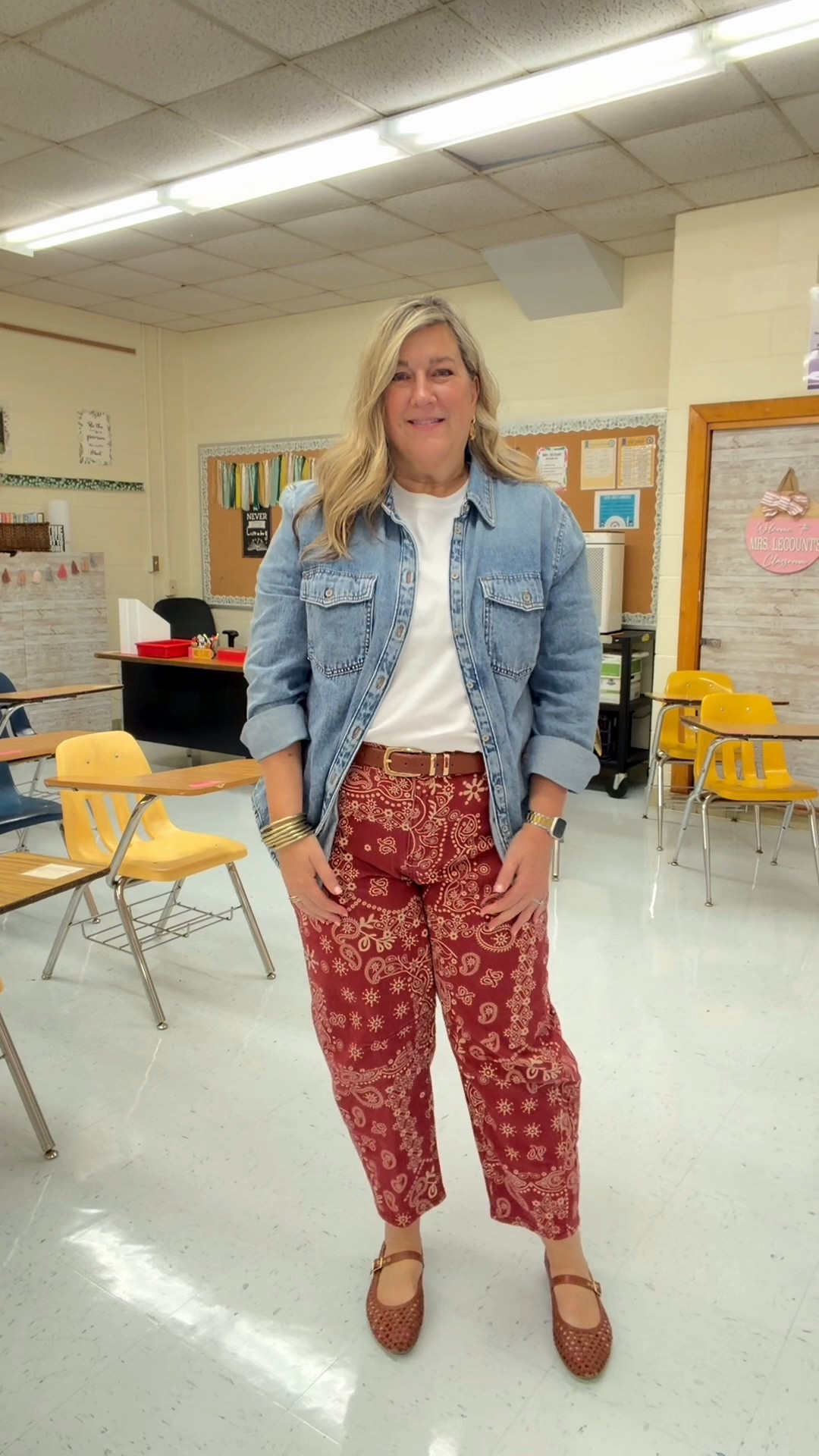 Teacher OOTD wearing bandana barrel jeans ❤️
Midsize 
Size 14
Size L/XL

#LTKootd #LTKOver40 #LTKMidsize